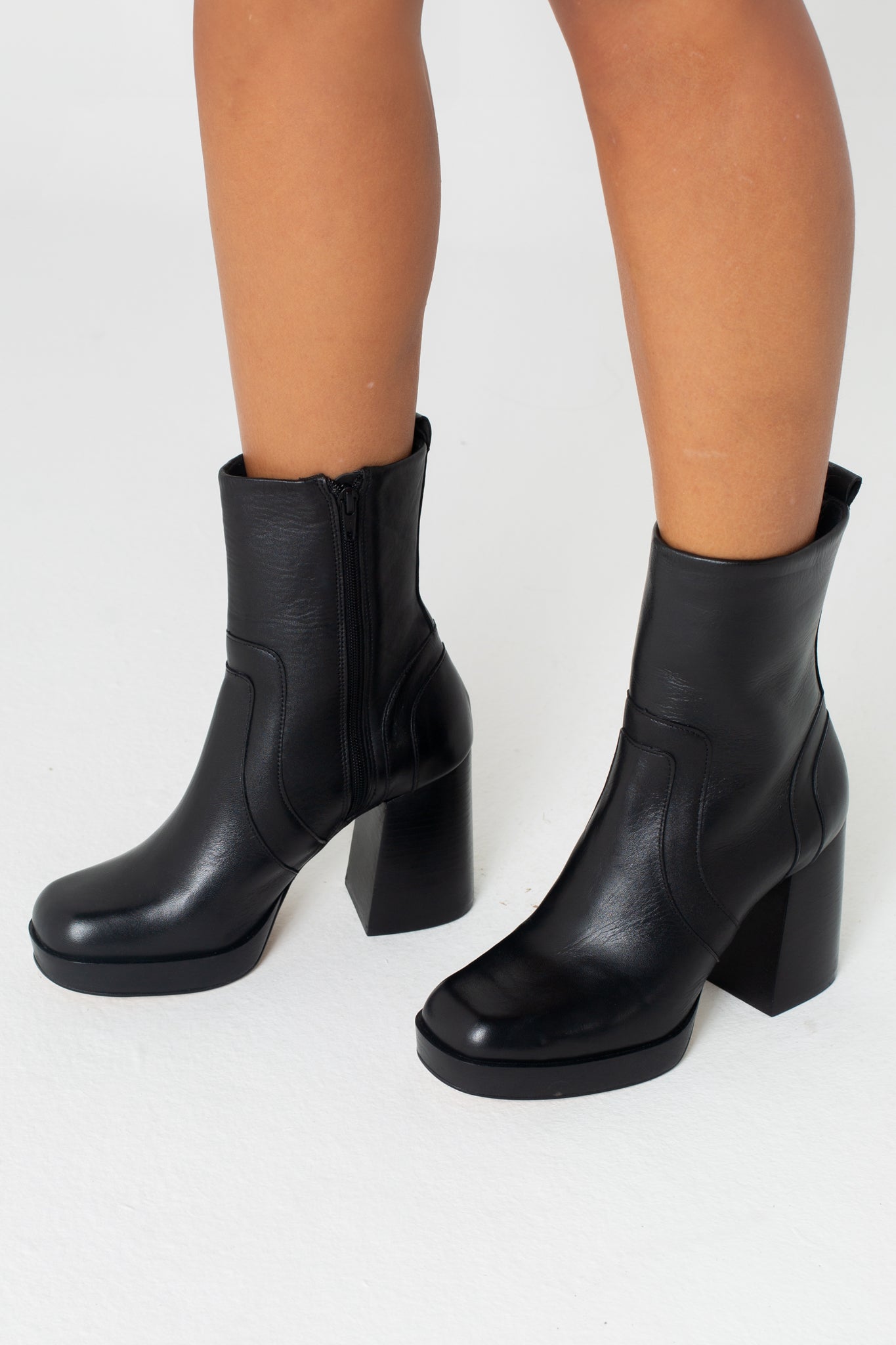 Bota Couro Plataforma Cano Médio Salto Bloco All Black