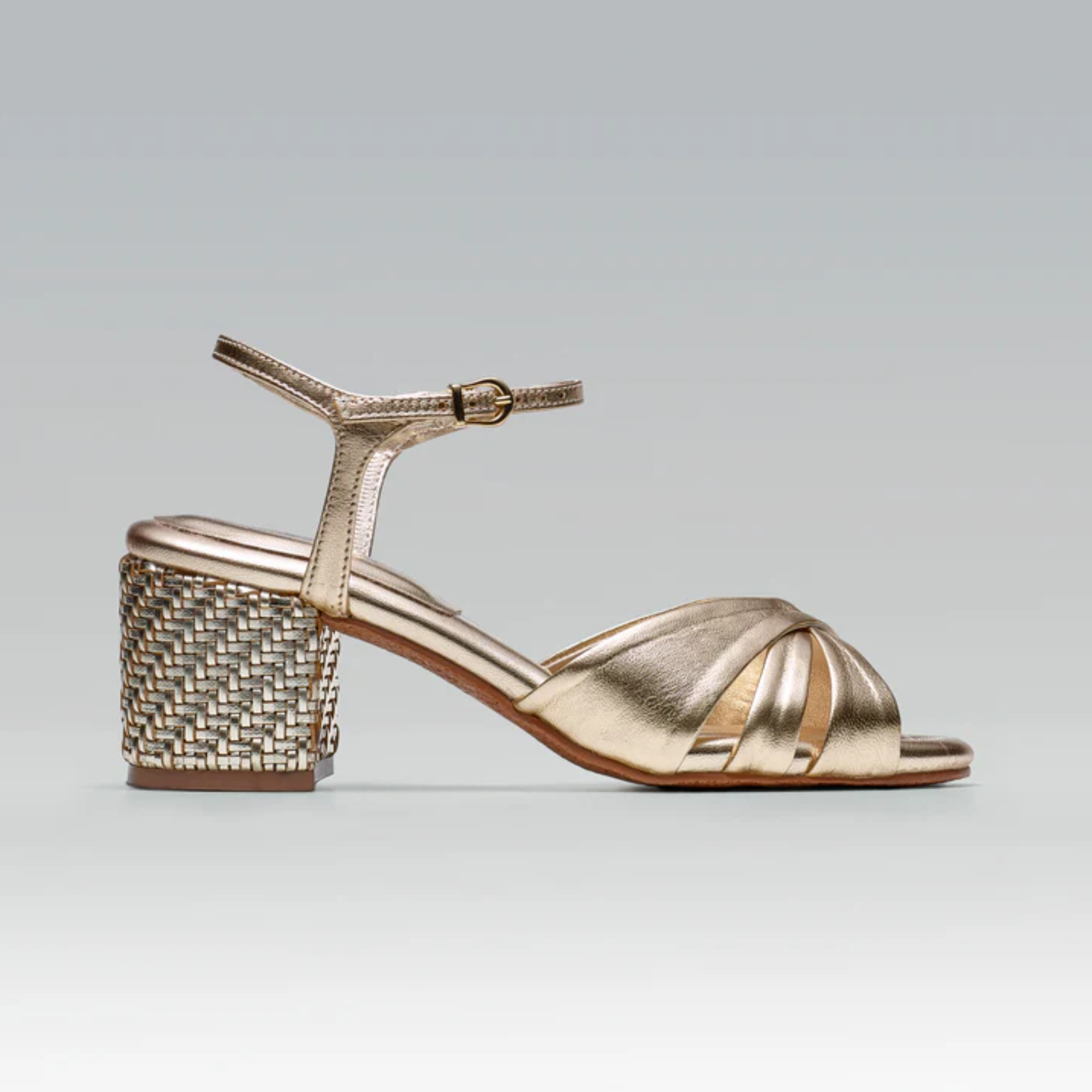 Sandália Couro Salto Baixo Lia ouro light