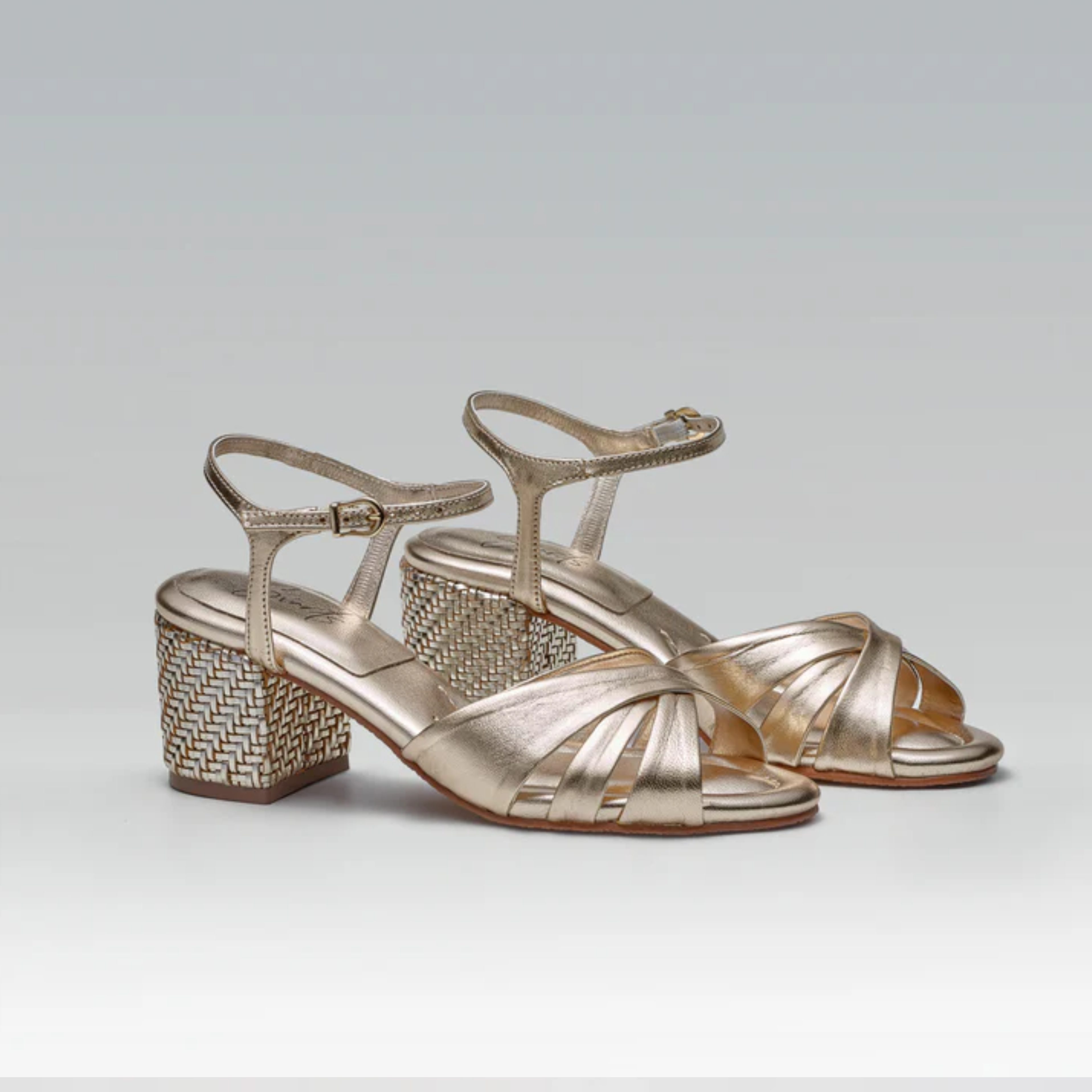 Sandália Couro Salto Baixo Lia ouro light