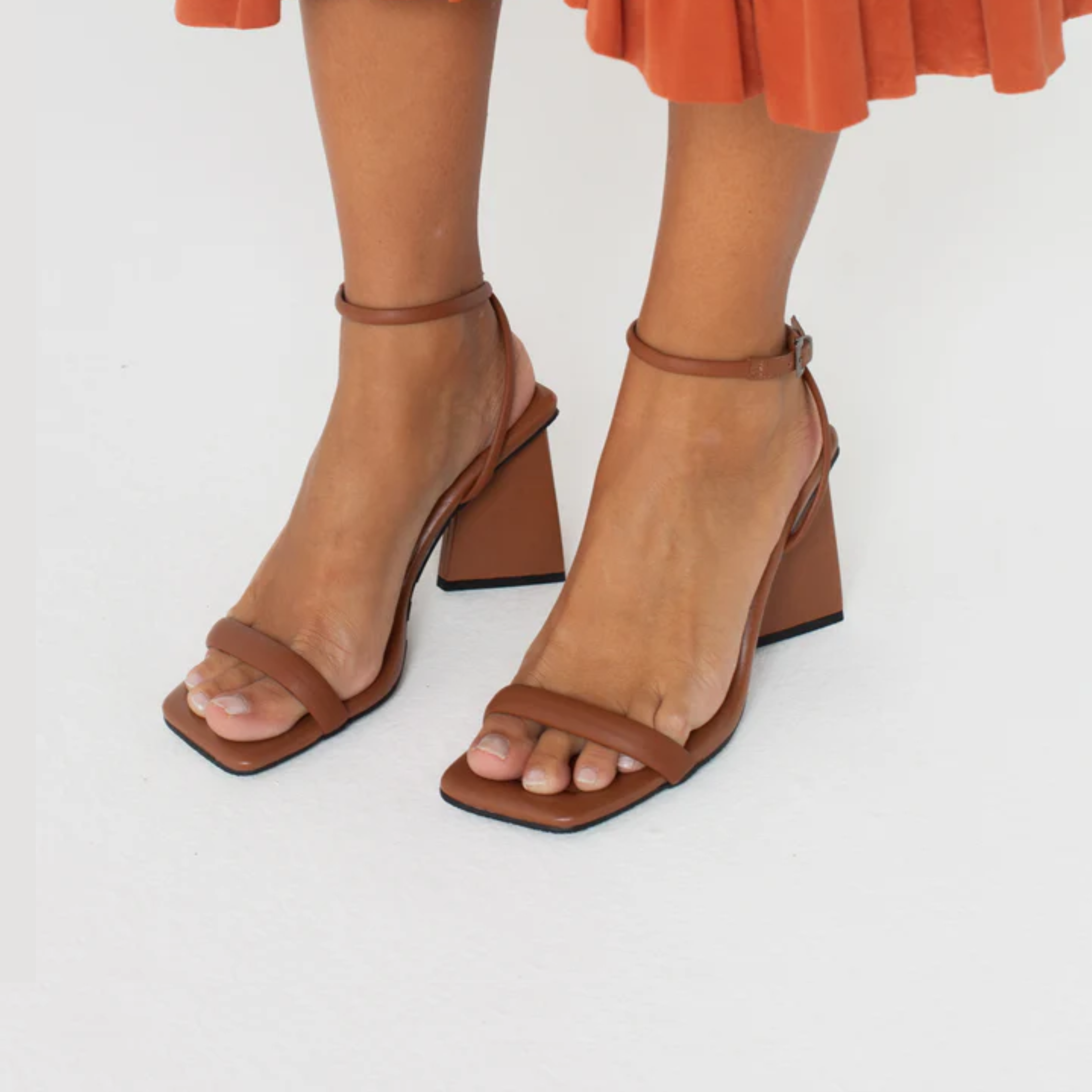 Sandália Couro Salto Bloco Maria Whisky