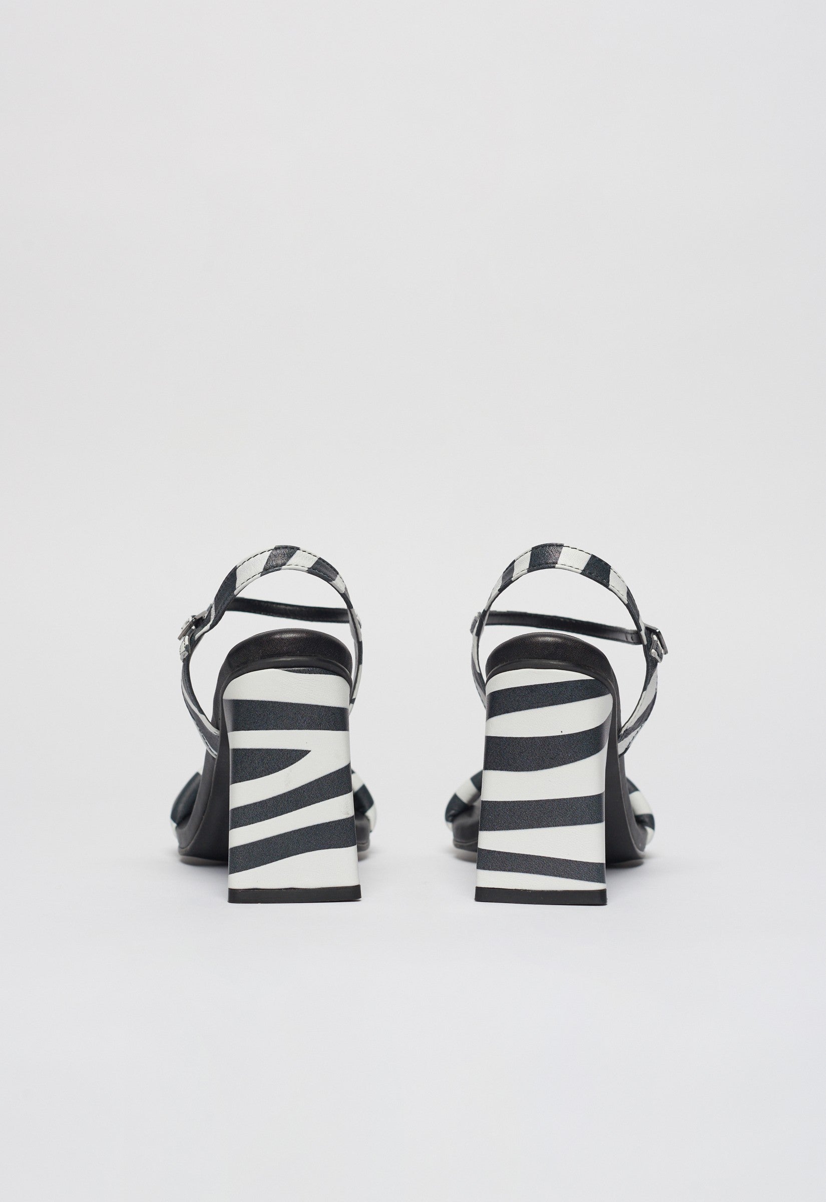 Sandália Tira Couro Zebra Salto Bloco