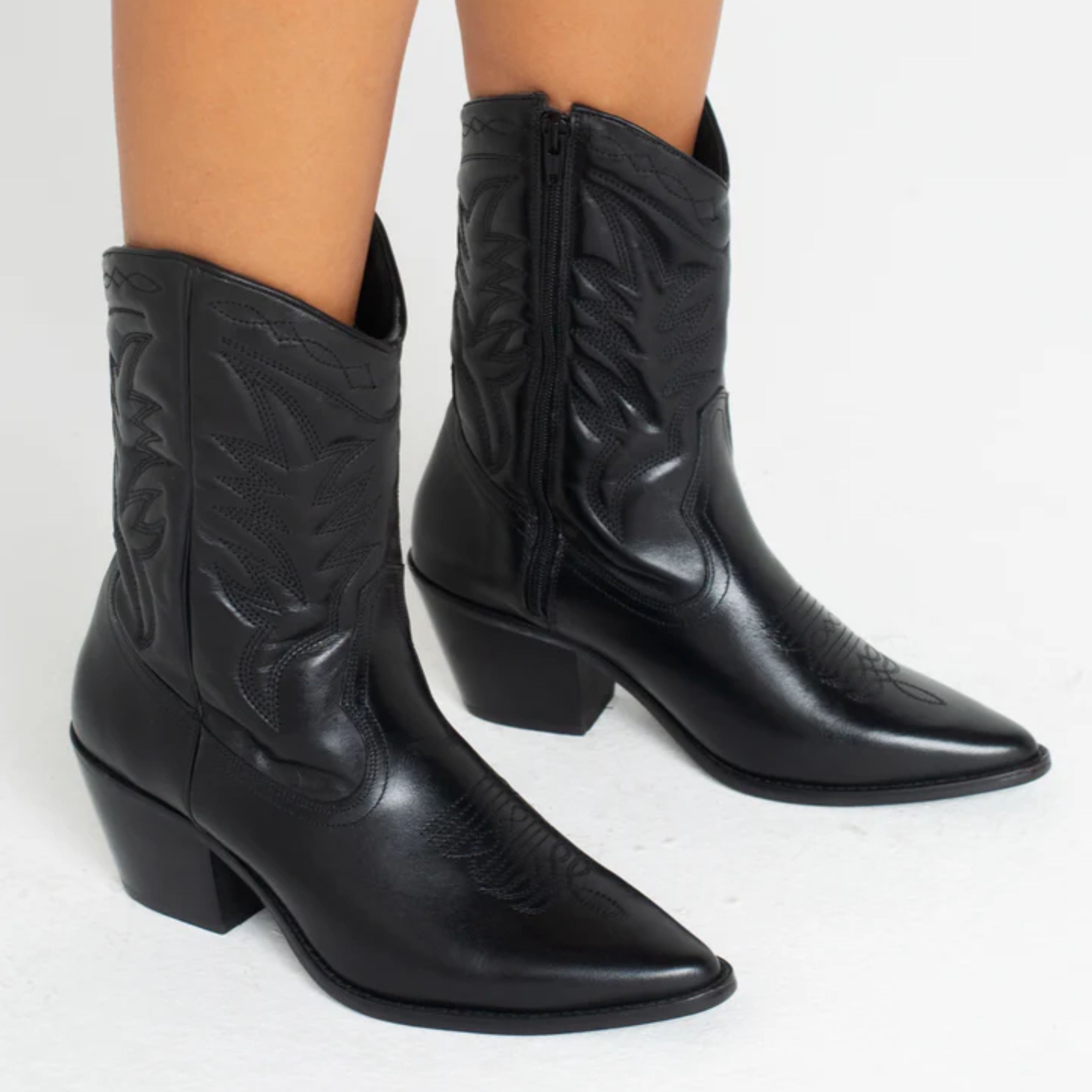 Bota Western Cano Médio Couro Preta