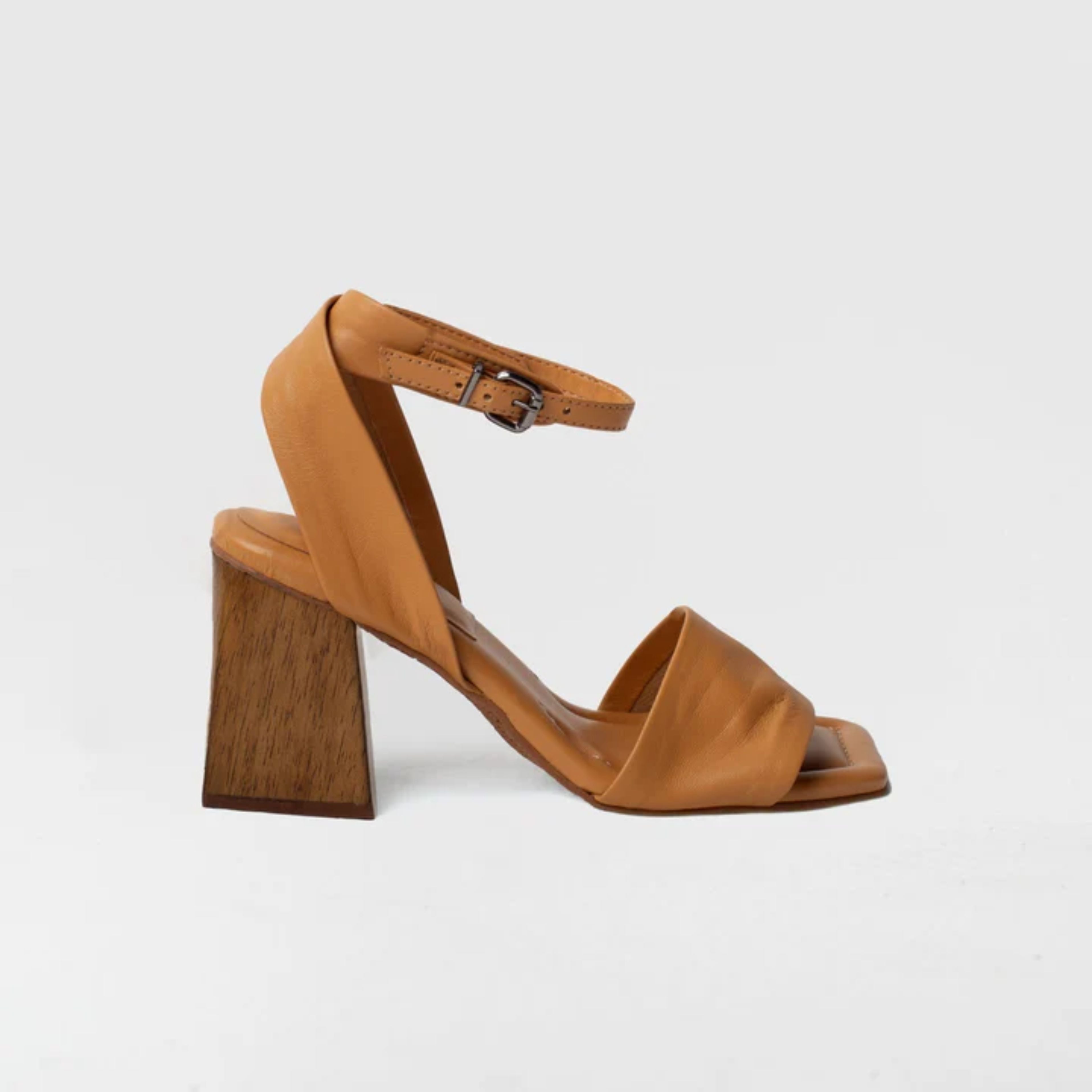 Sandália de Couro Salto Bloco Madeira Helena Camel