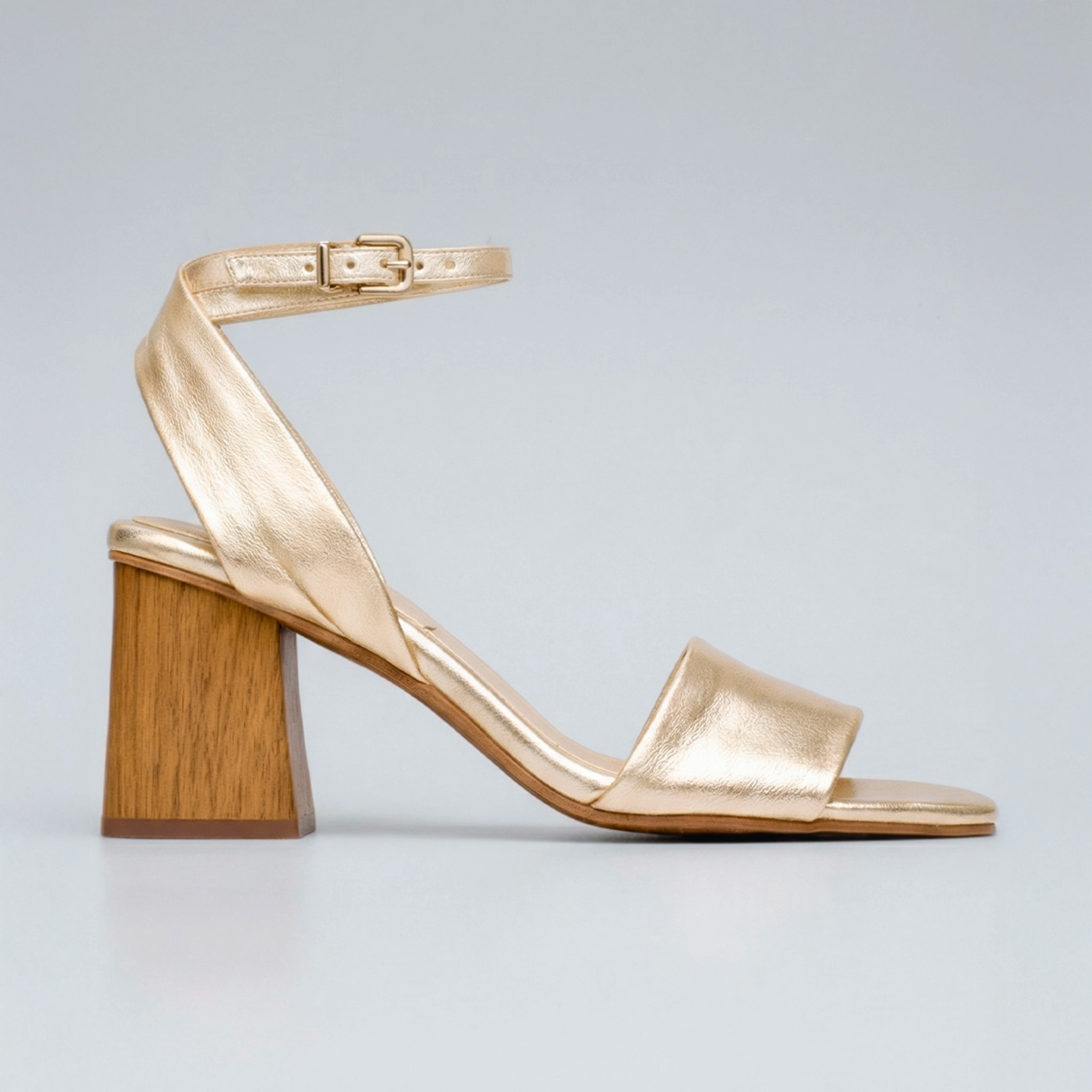 Sandália de Couro Salto Bloco Madeira Helena OURO