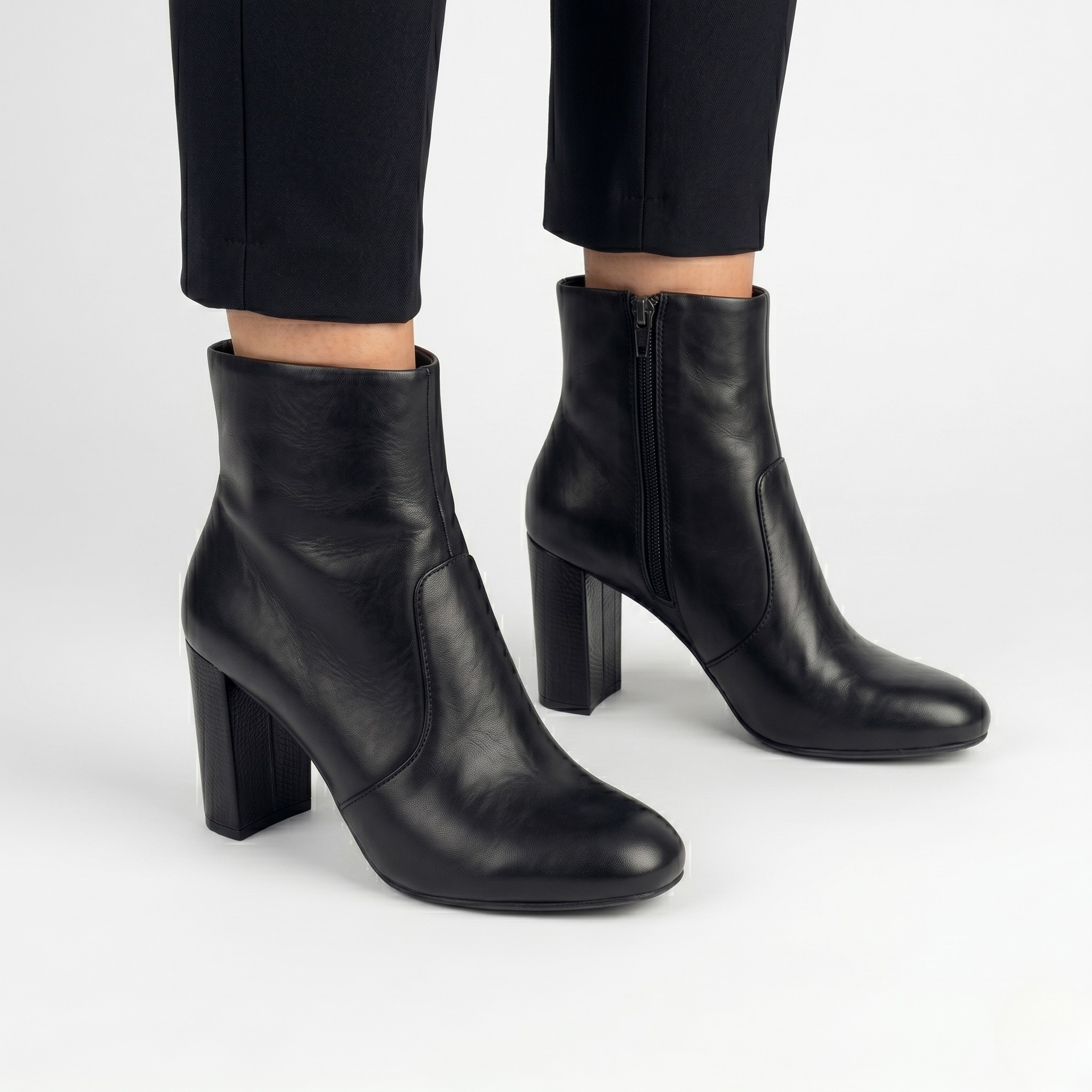 Bota de Couro Salto Bloco Sofia Preta