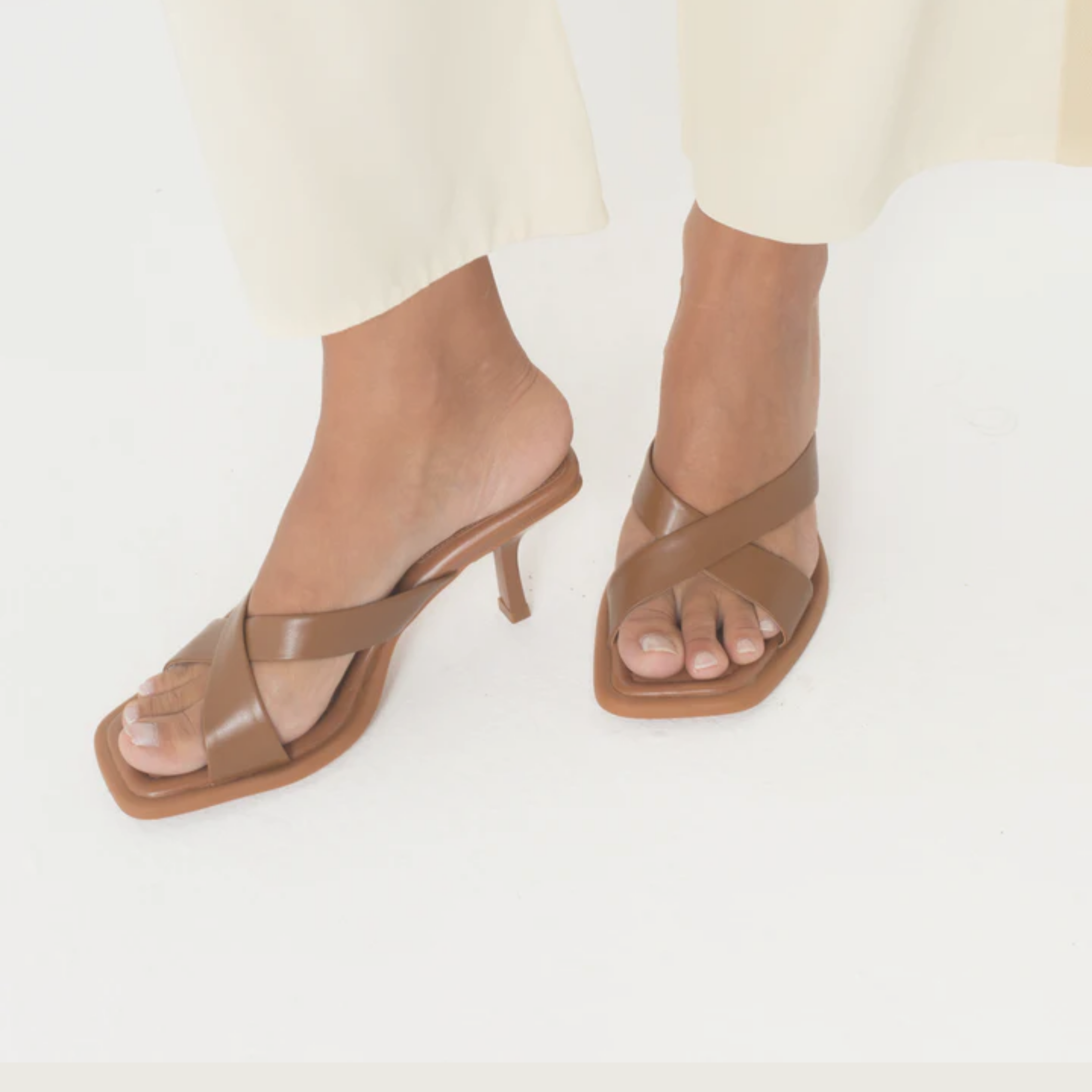 Sandália Couro Salto Médio Mari Maria Tan