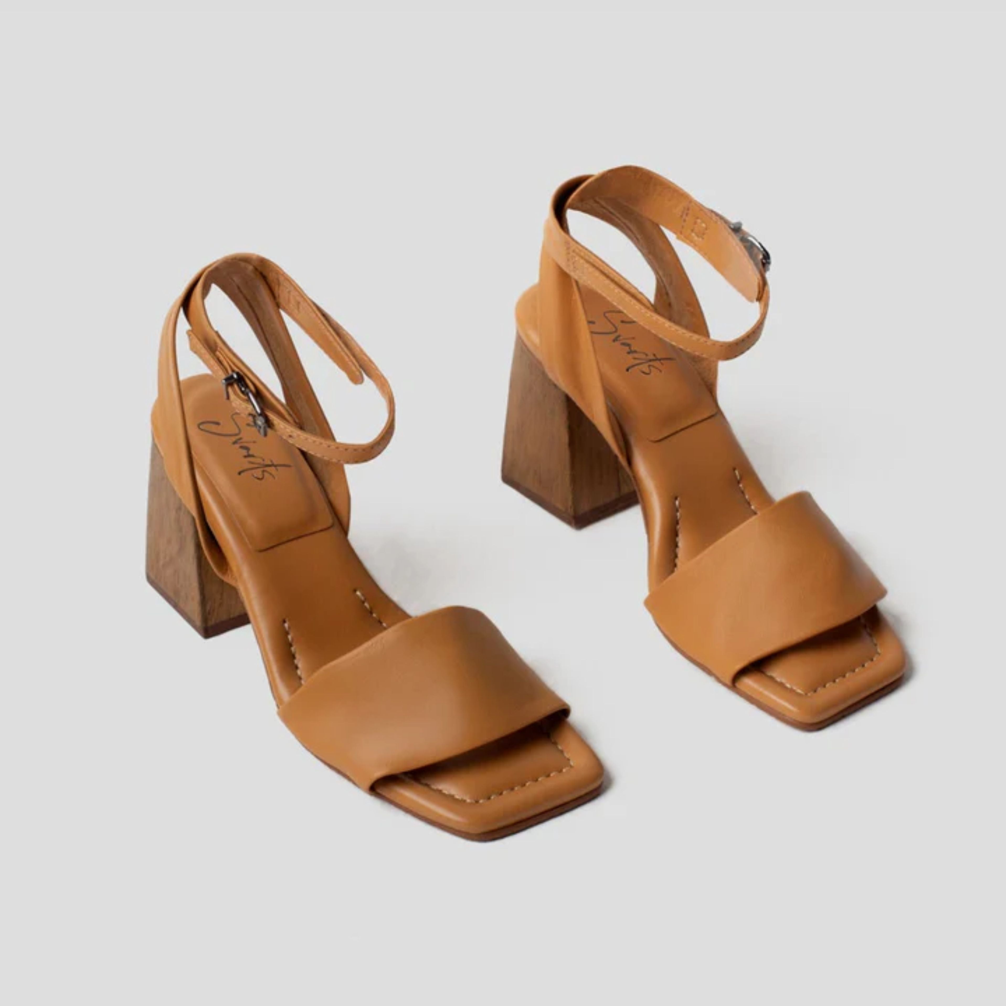 Sandália de Couro Salto Bloco Madeira Helena Camel