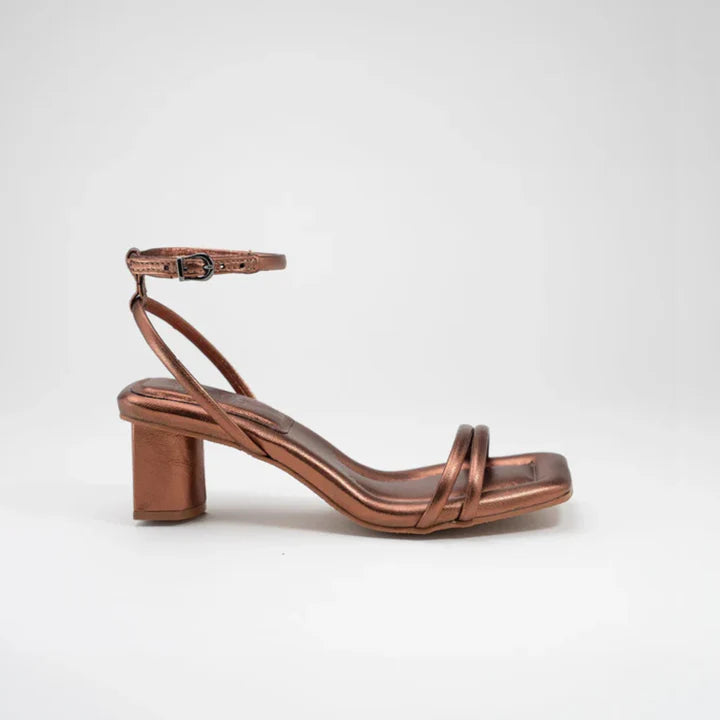 Sandália Couro Salto Baixo Júlia Bronze — Svarts