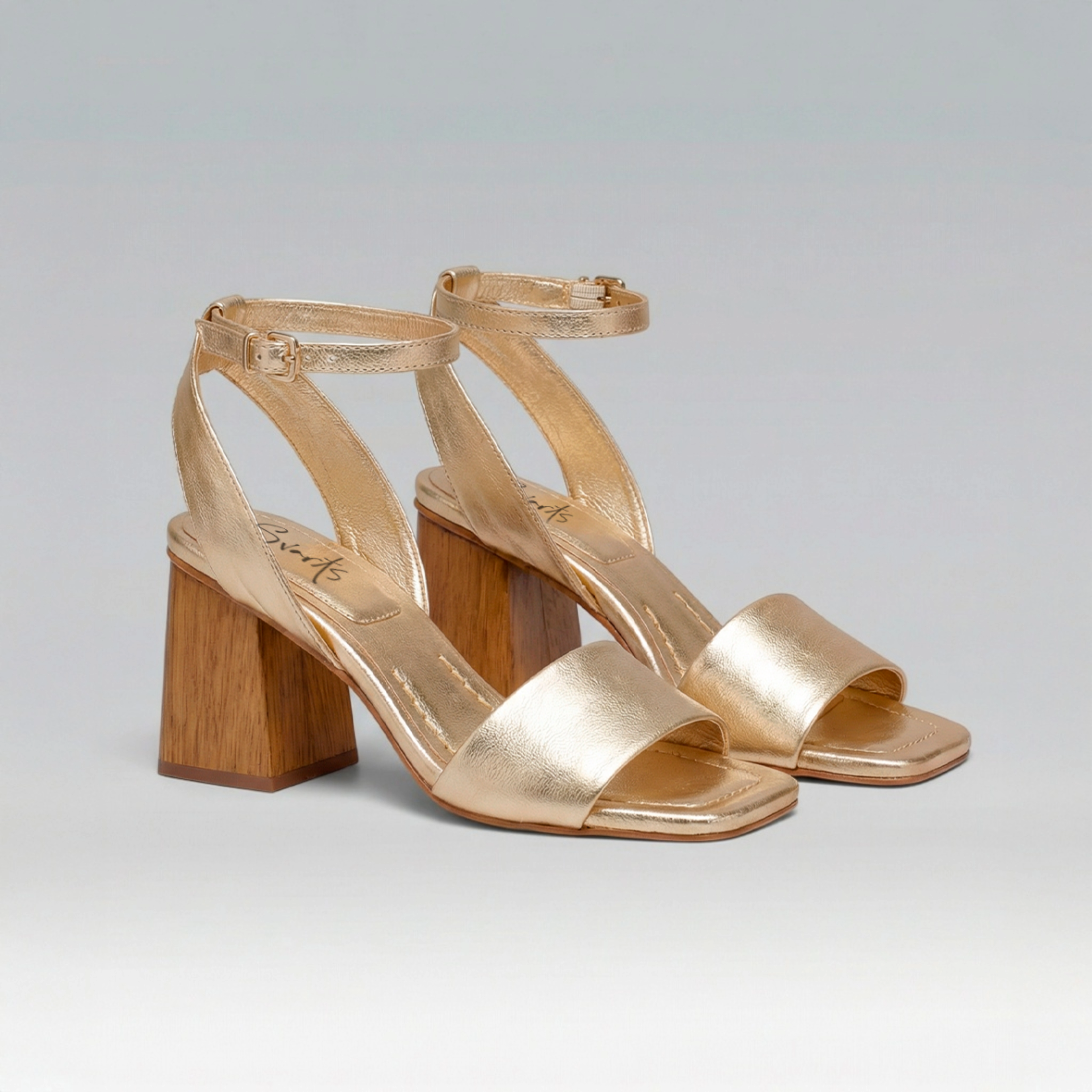 Sandália de Couro Salto Bloco Madeira Helena OURO