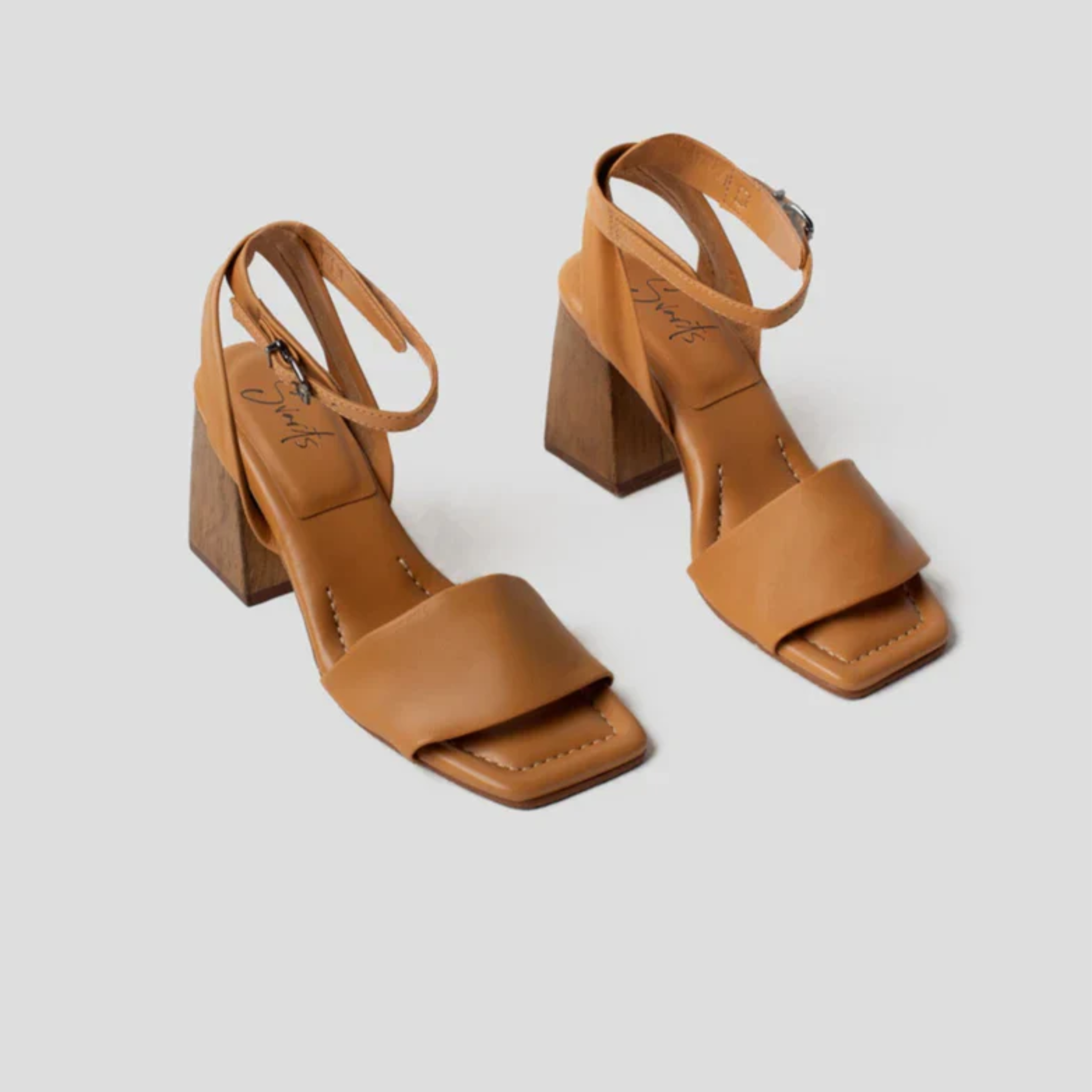 Sandália de Couro Salto Bloco Madeira Helena Camel