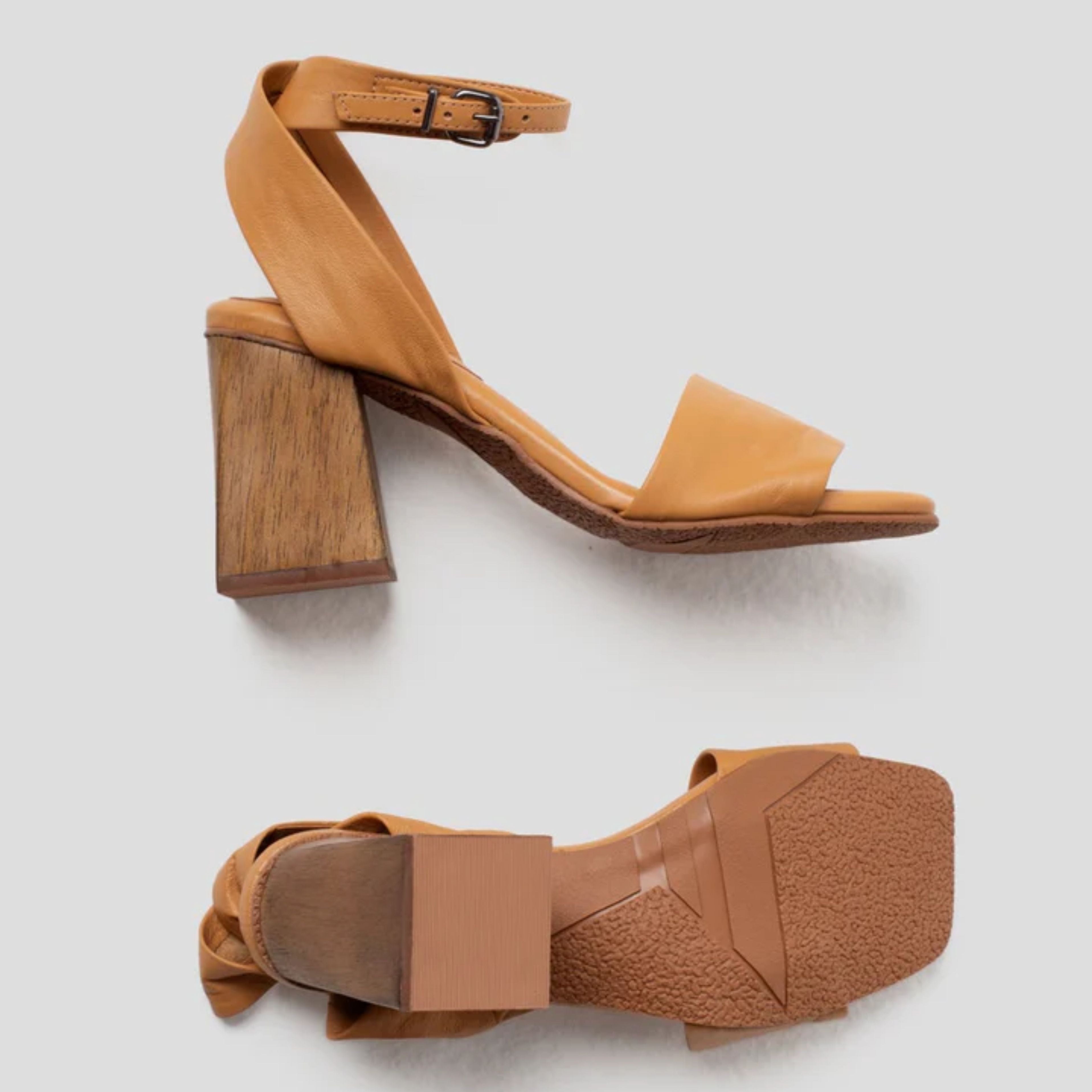 Sandália de Couro Salto Bloco Madeira Helena Camel