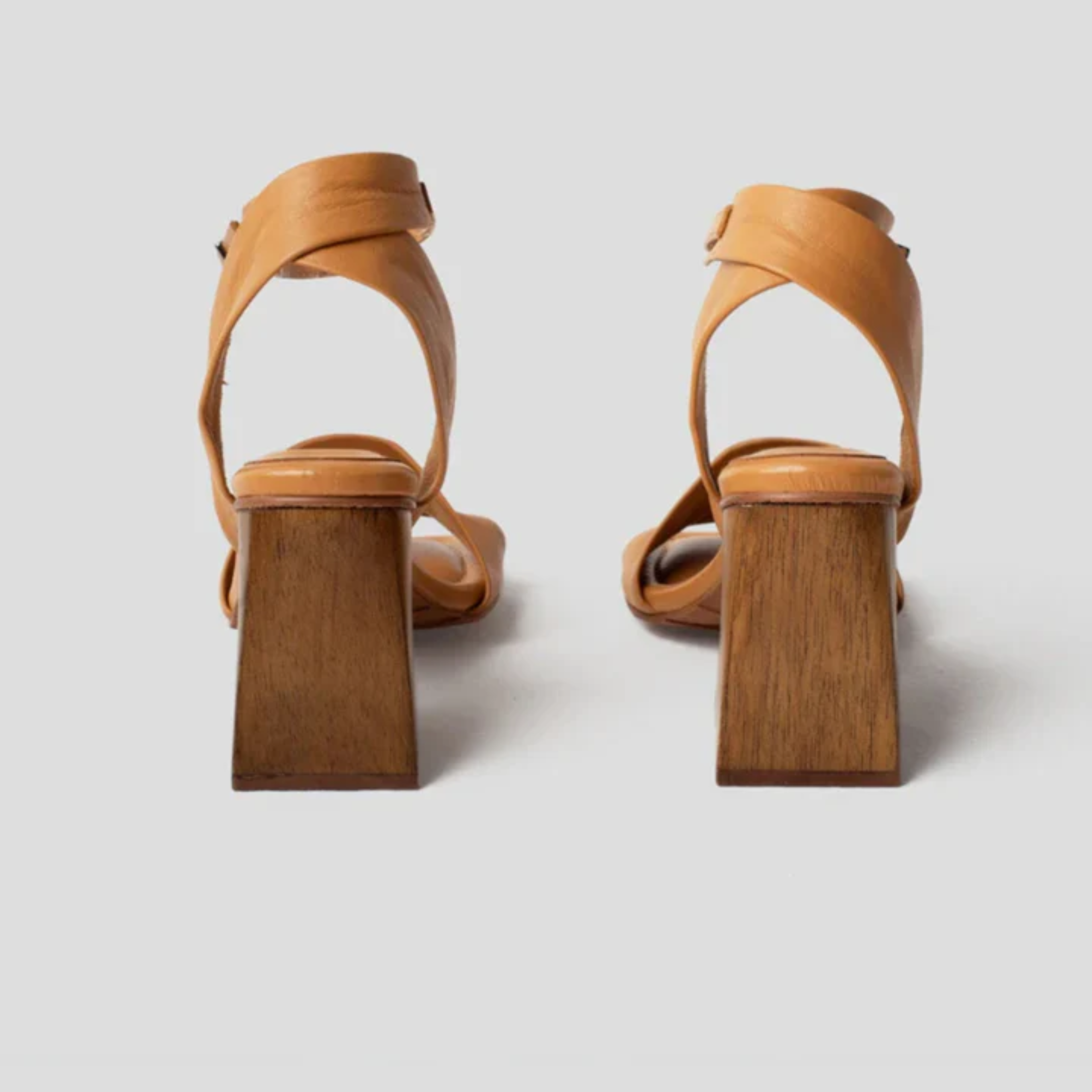 Sandália de Couro Salto Bloco Madeira Helena Camel