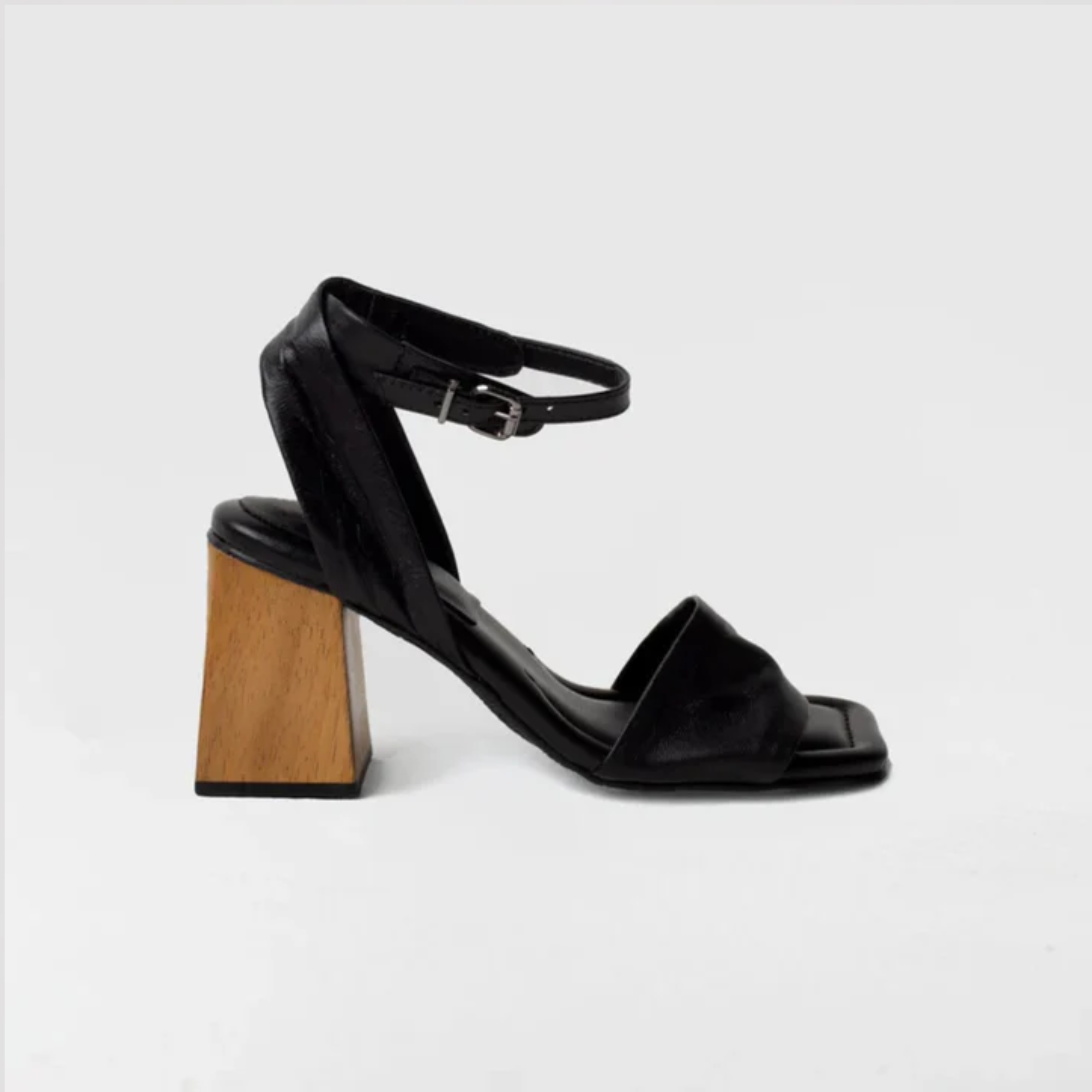Sandália de Couro Salto Bloco Madeira Helena Preta