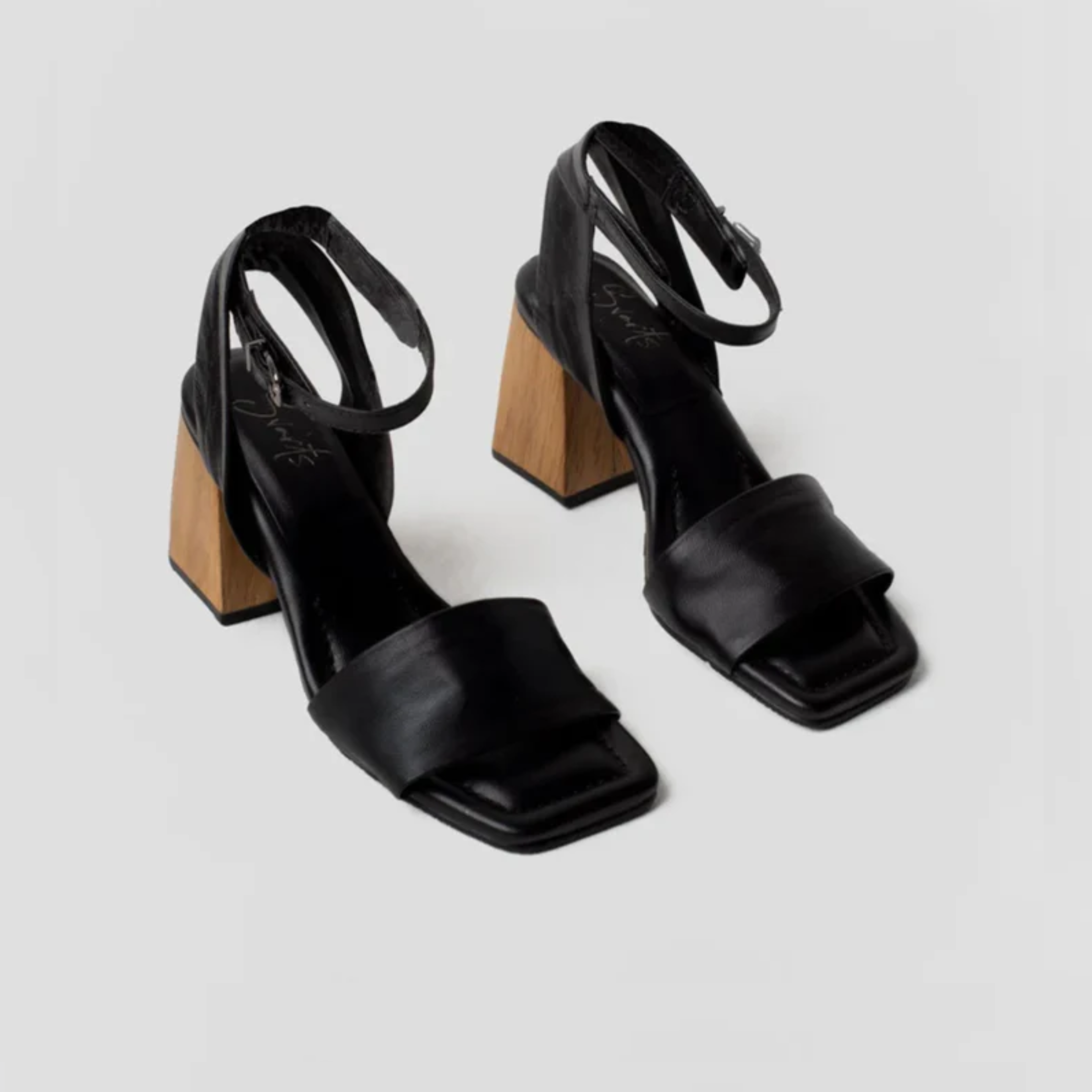 Sandália de Couro Salto Bloco Madeira Helena Preta