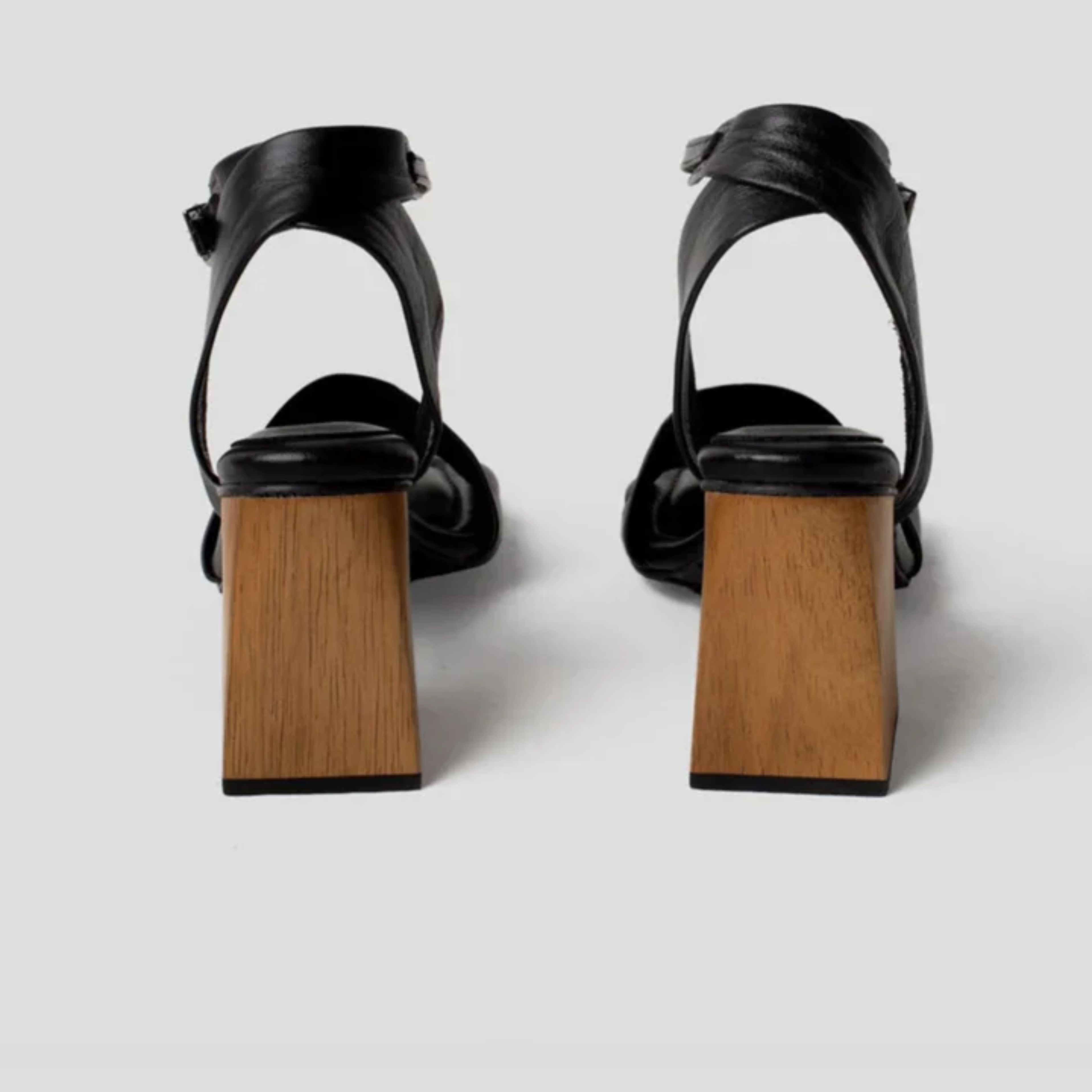 Sandália de Couro Salto Bloco Madeira Helena Preta