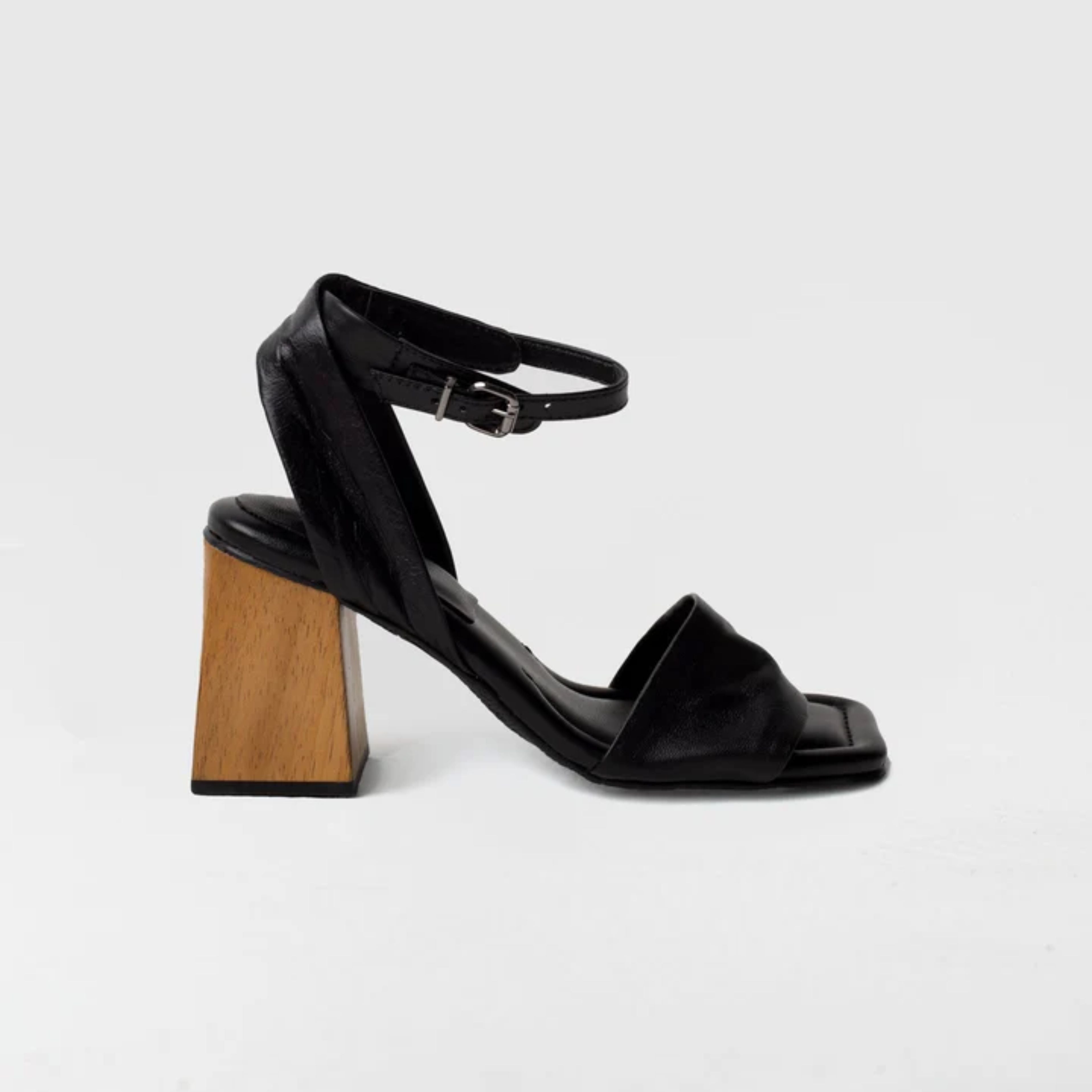 Sandália de Couro Salto Bloco Madeira Helena  Preta