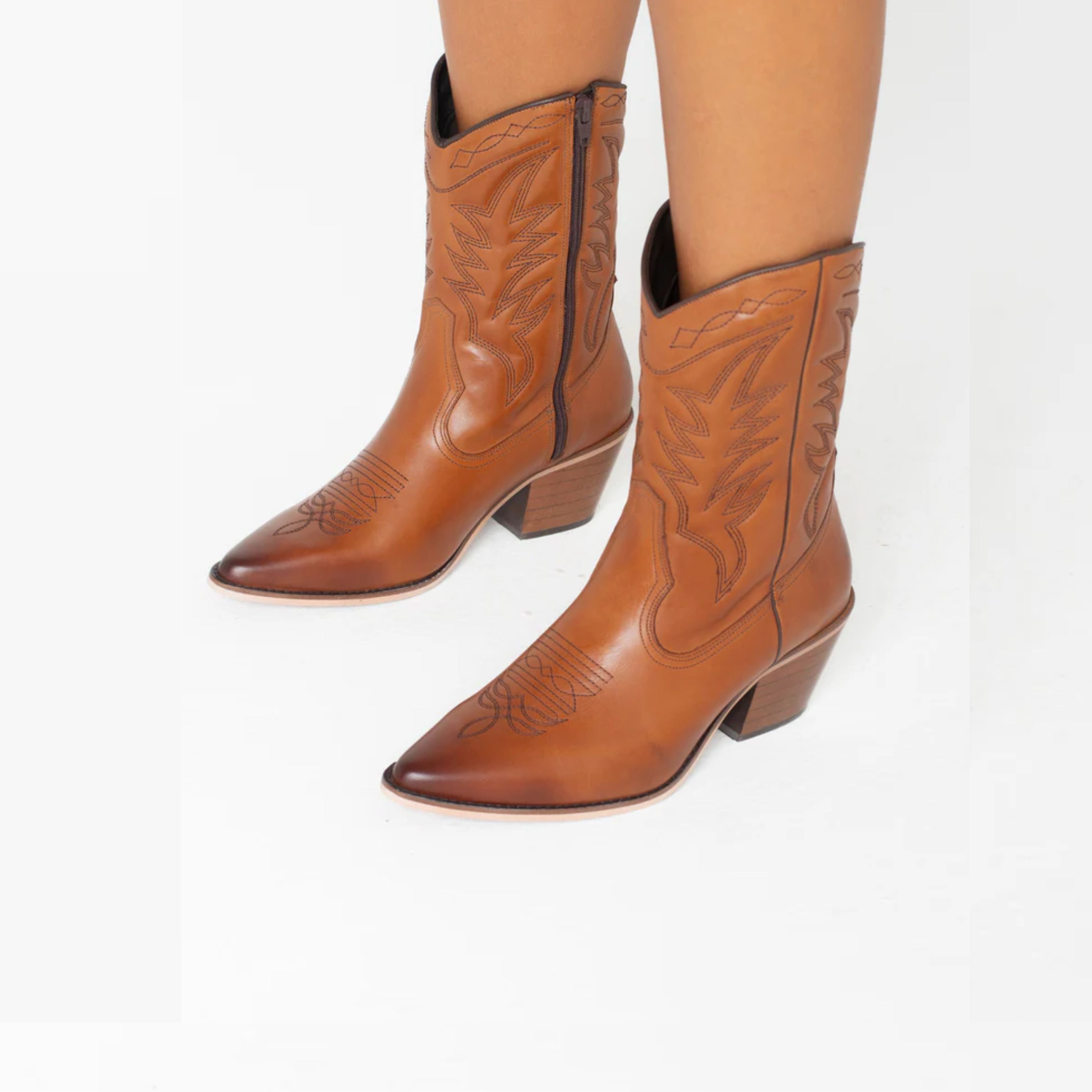 Bota Western Cano Médio Couro Tan