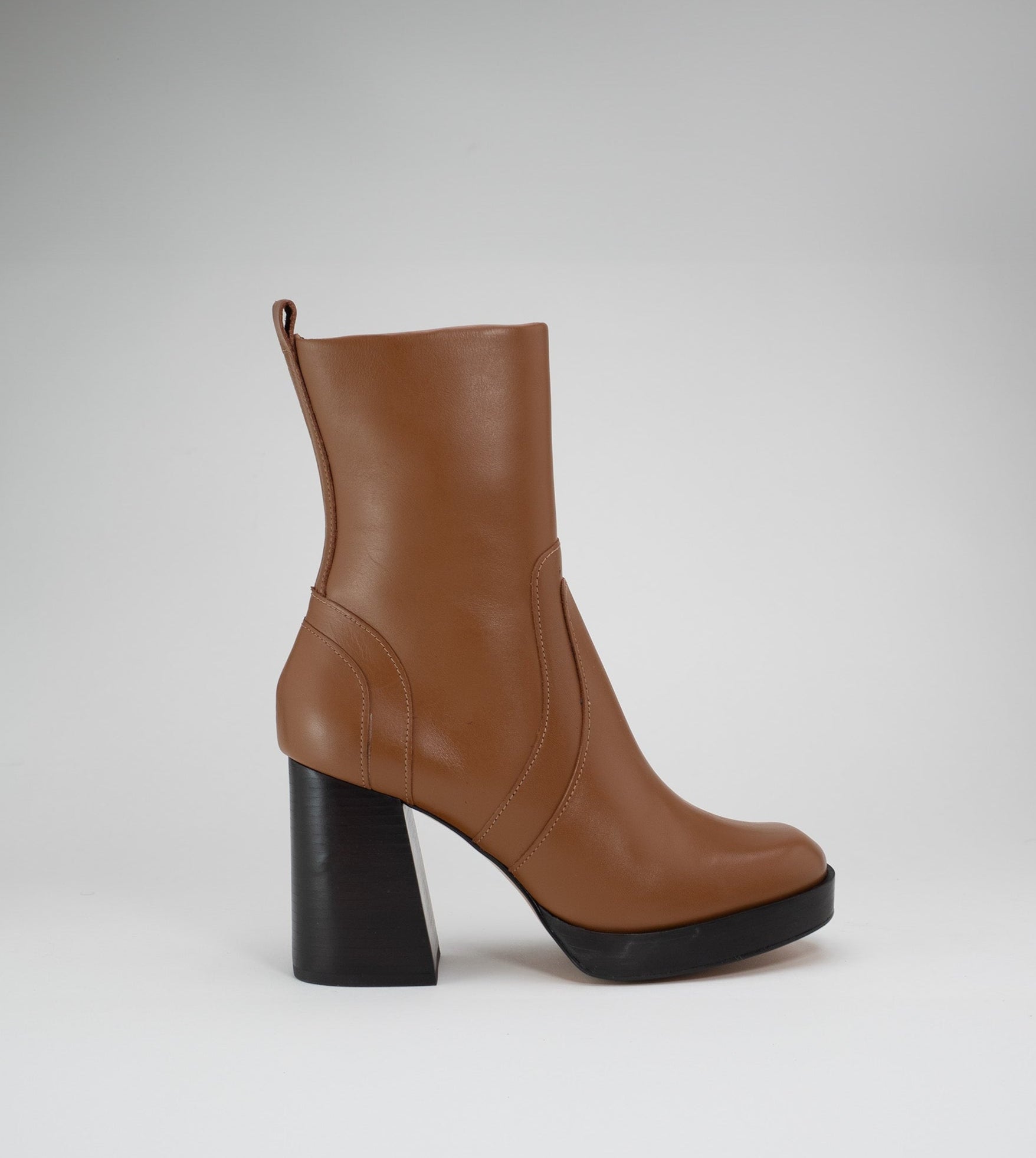 Bota Couro Plataforma Cano Médio Salto Bloco Caramelo
