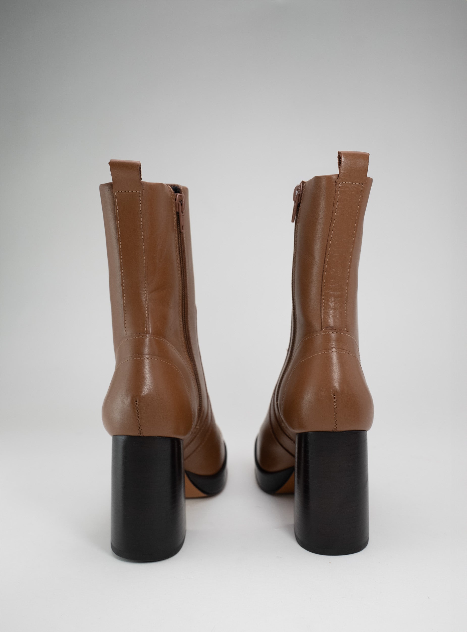 Bota Couro Plataforma Cano Médio Salto Bloco Caramelo