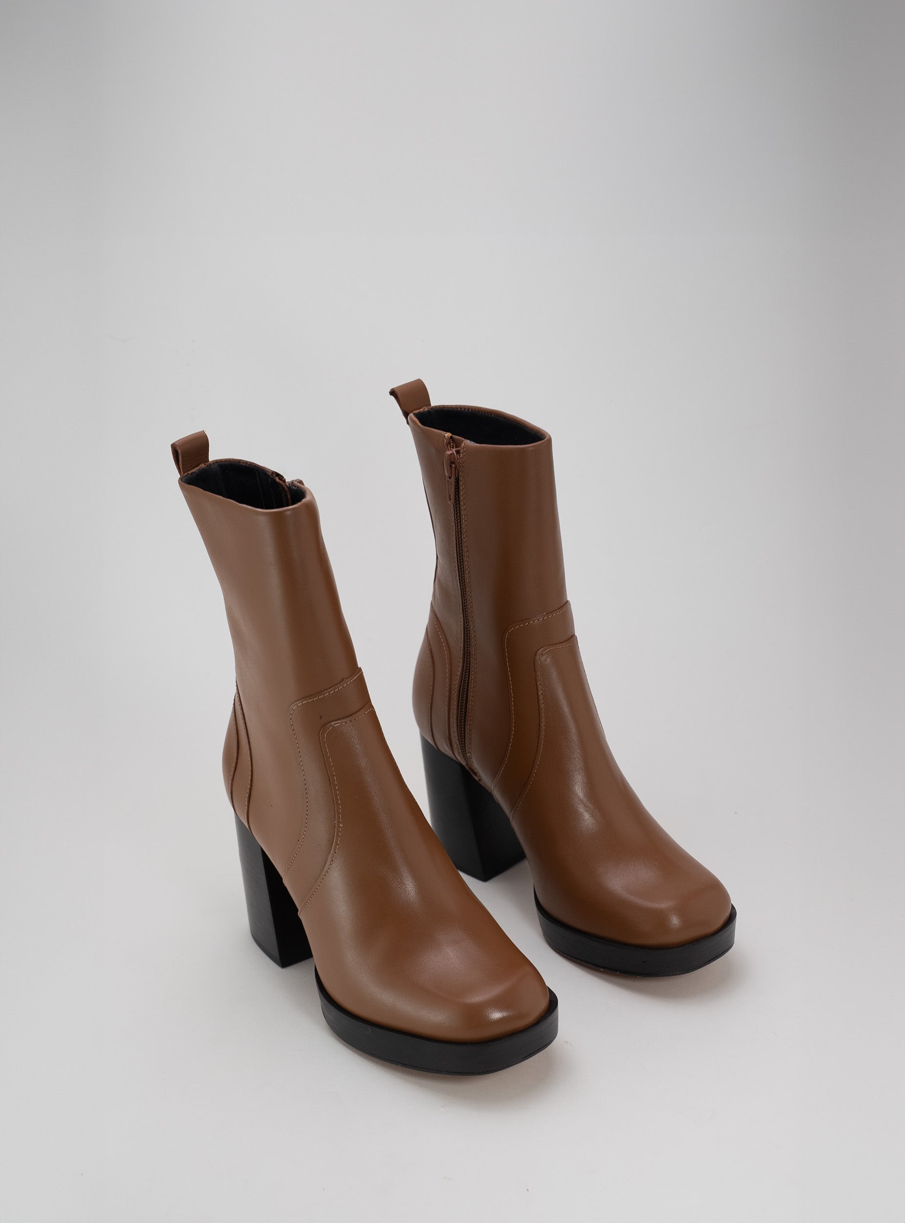 Bota Couro Plataforma Cano Médio Salto Bloco Caramelo