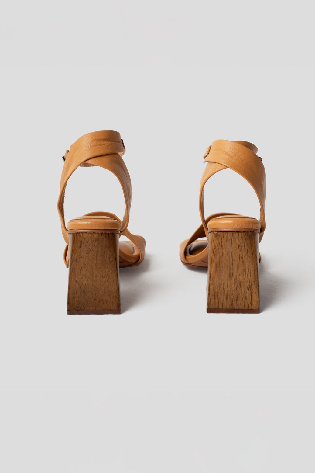Sandália de Couro Salto Bloco Madeira Helena Camel