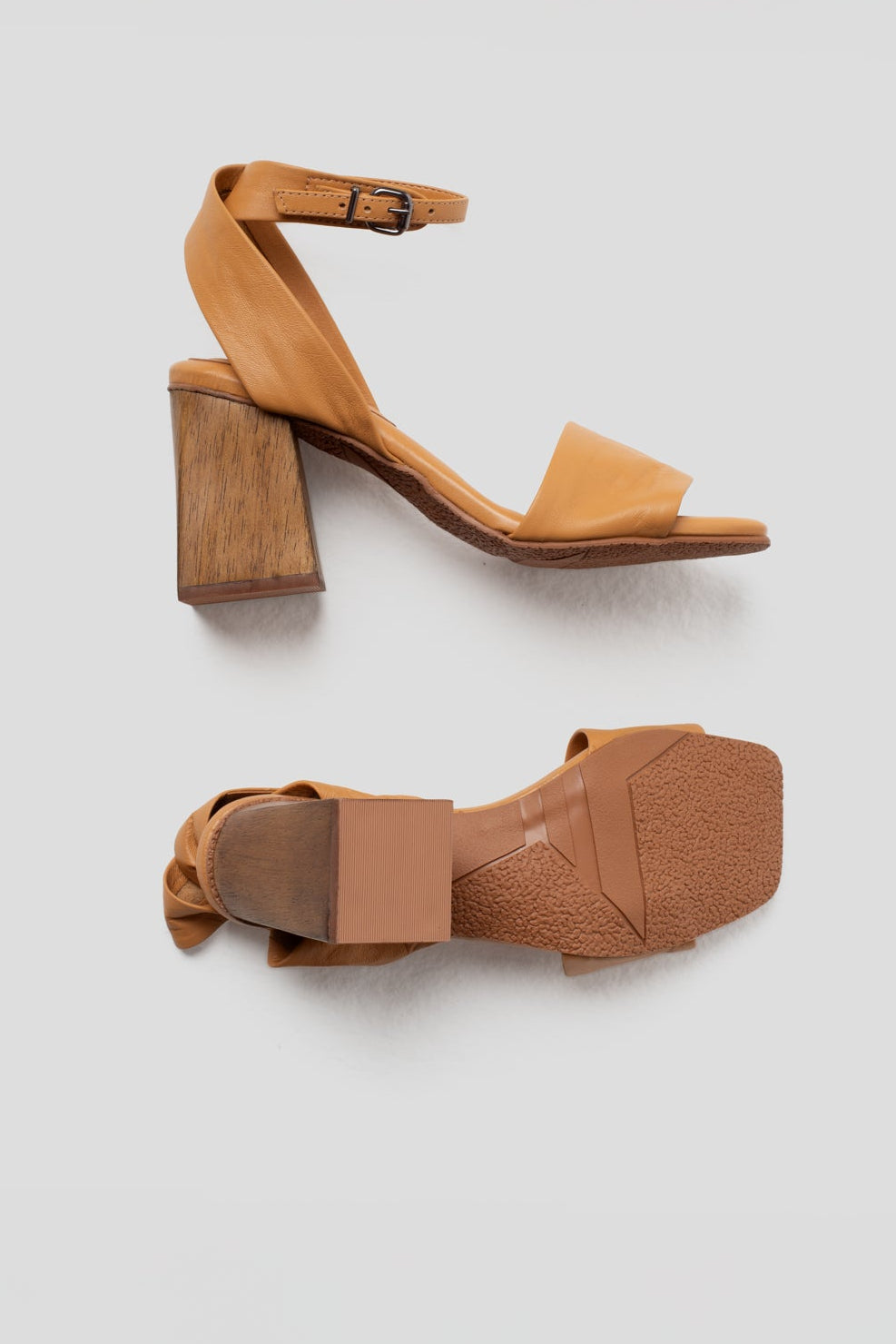 Sandália de Couro Salto Bloco Madeira Helena Camel