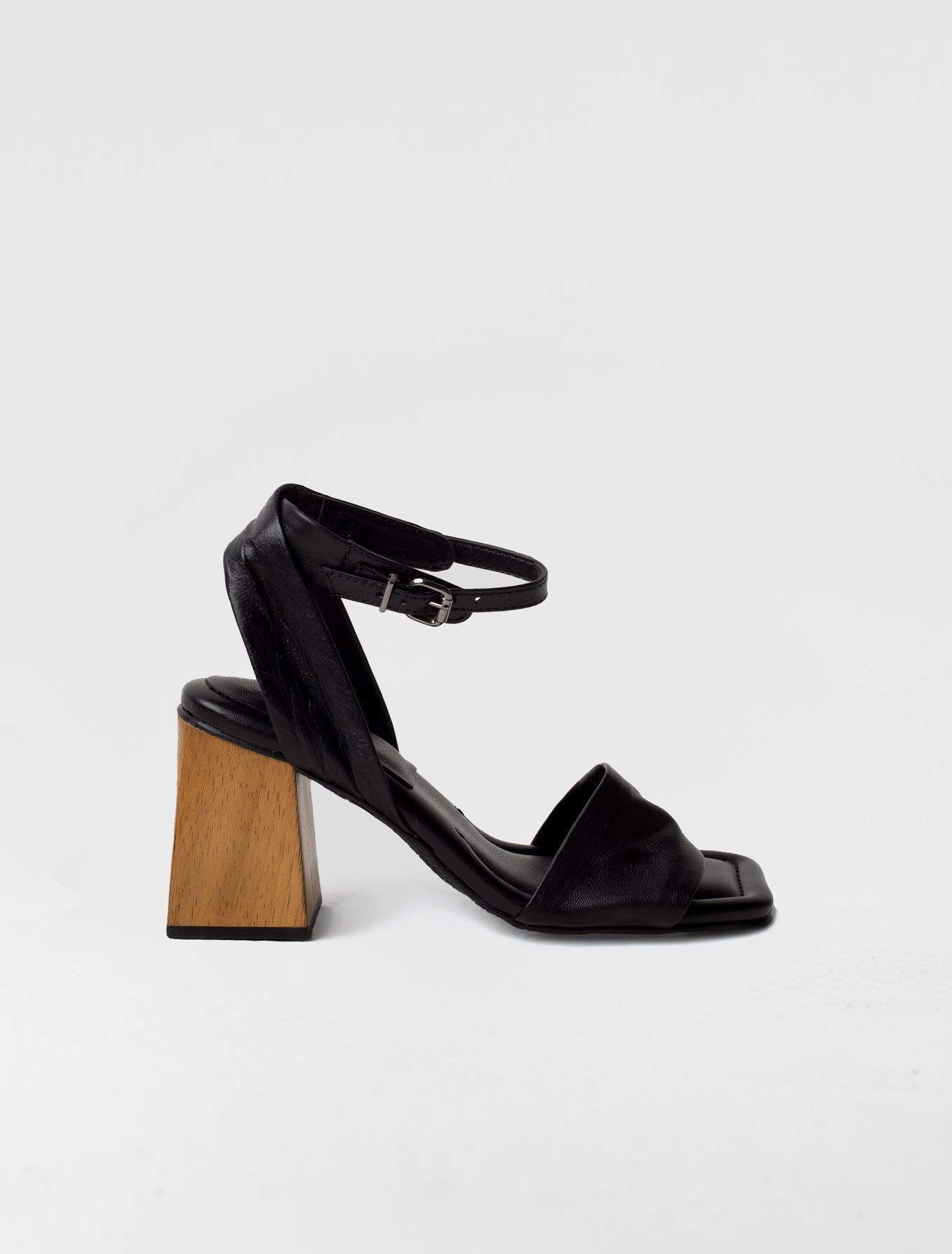Sandália de Couro Salto Bloco Madeira Helena  Preta