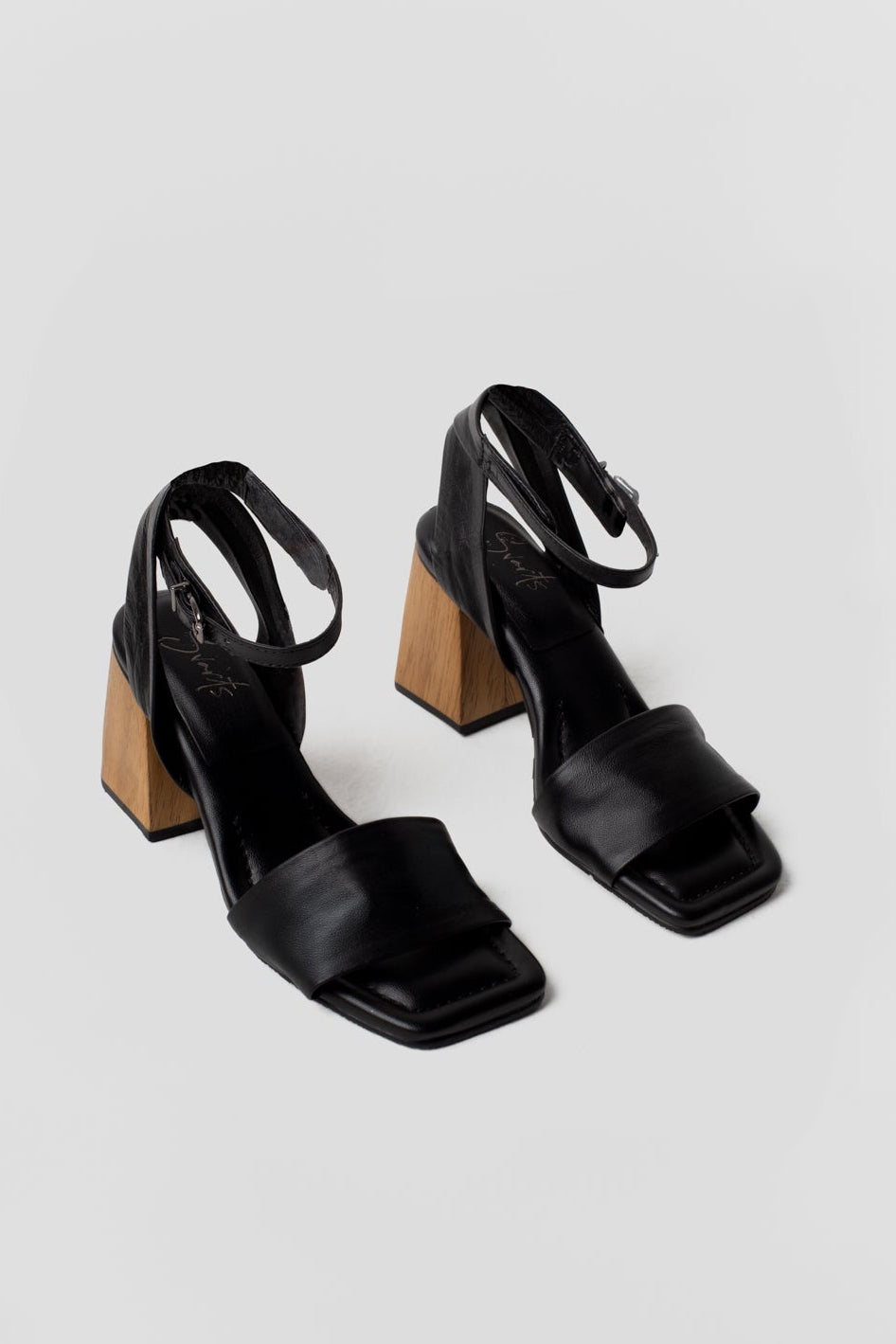 Sandália de Couro Salto Bloco Madeira Helena  Preta