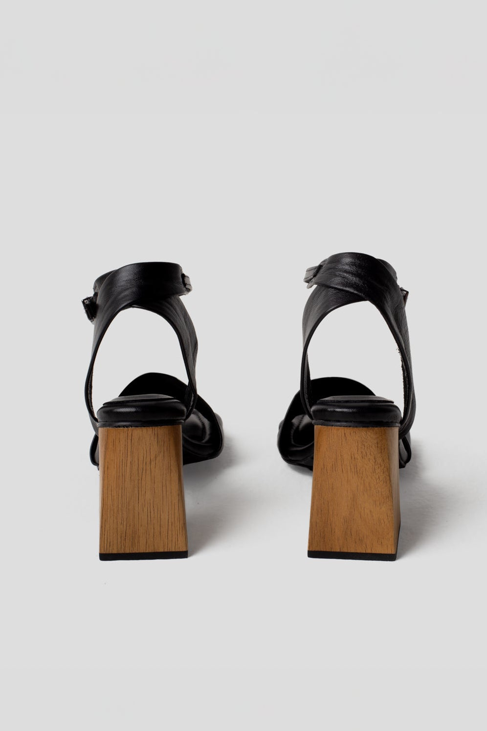 Sandália de Couro Salto Bloco Madeira Helena  Preta