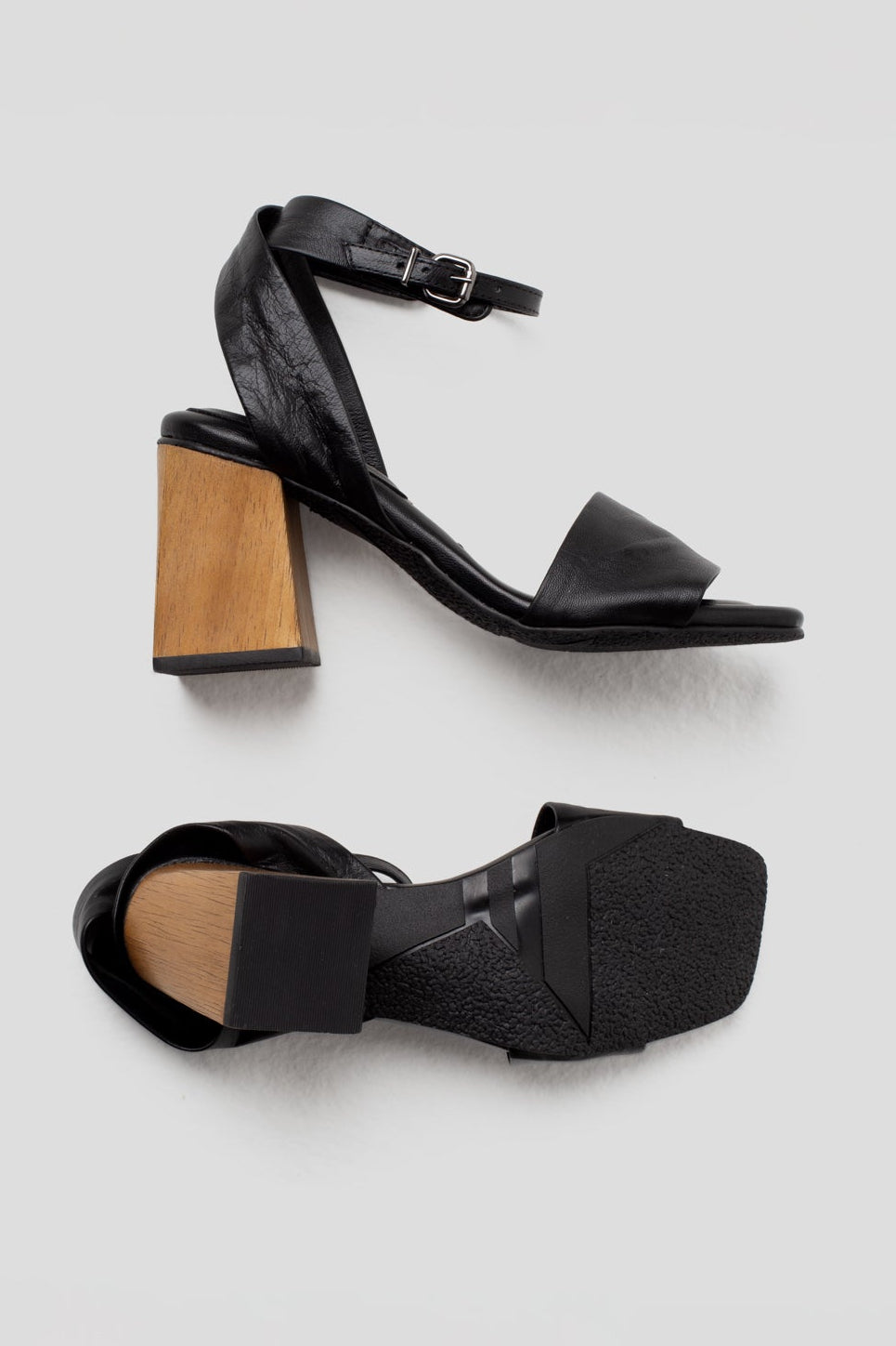 Sandália de Couro Salto Bloco Madeira Helena  Preta