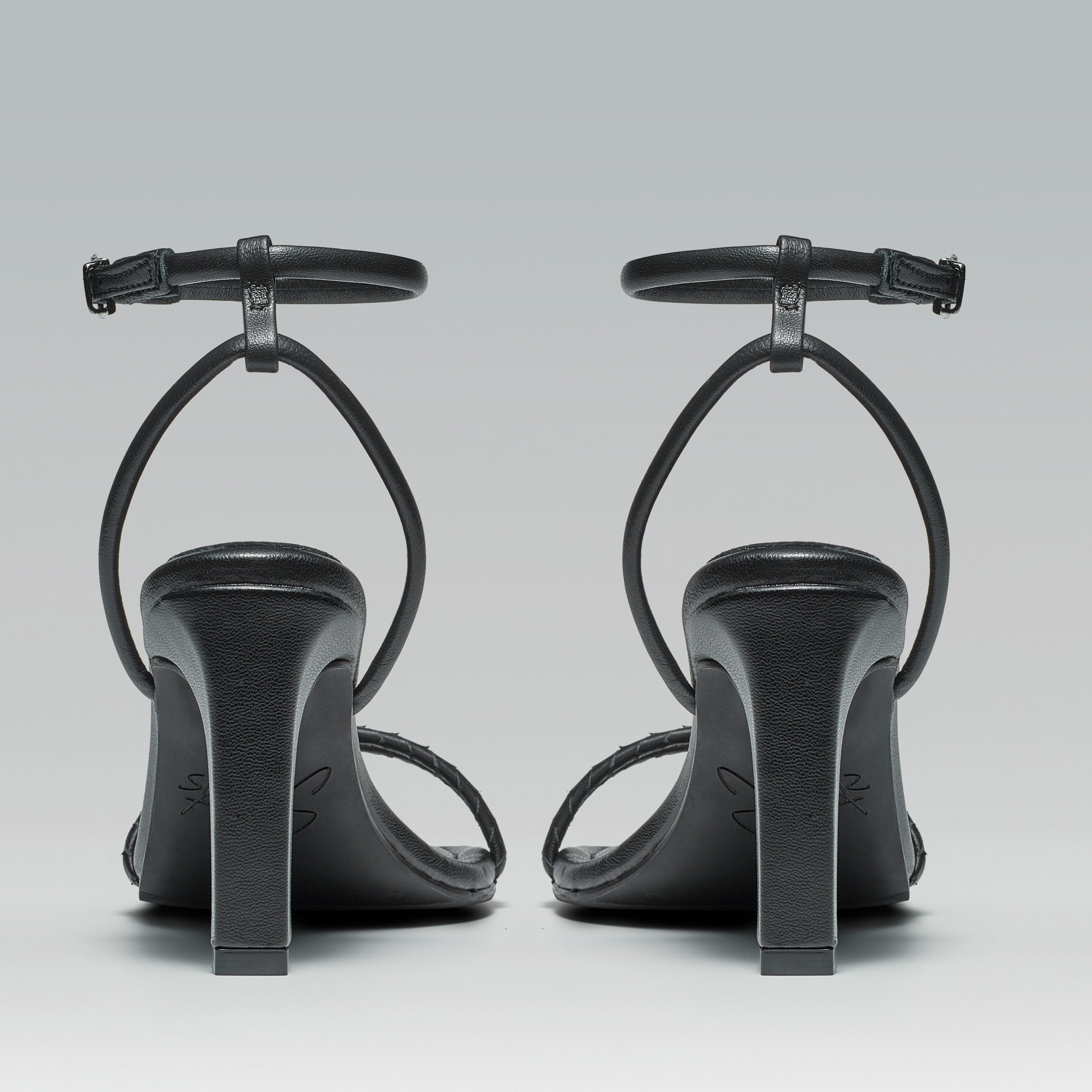 Sandália Couro Salto Alto navalhado Bianca preta