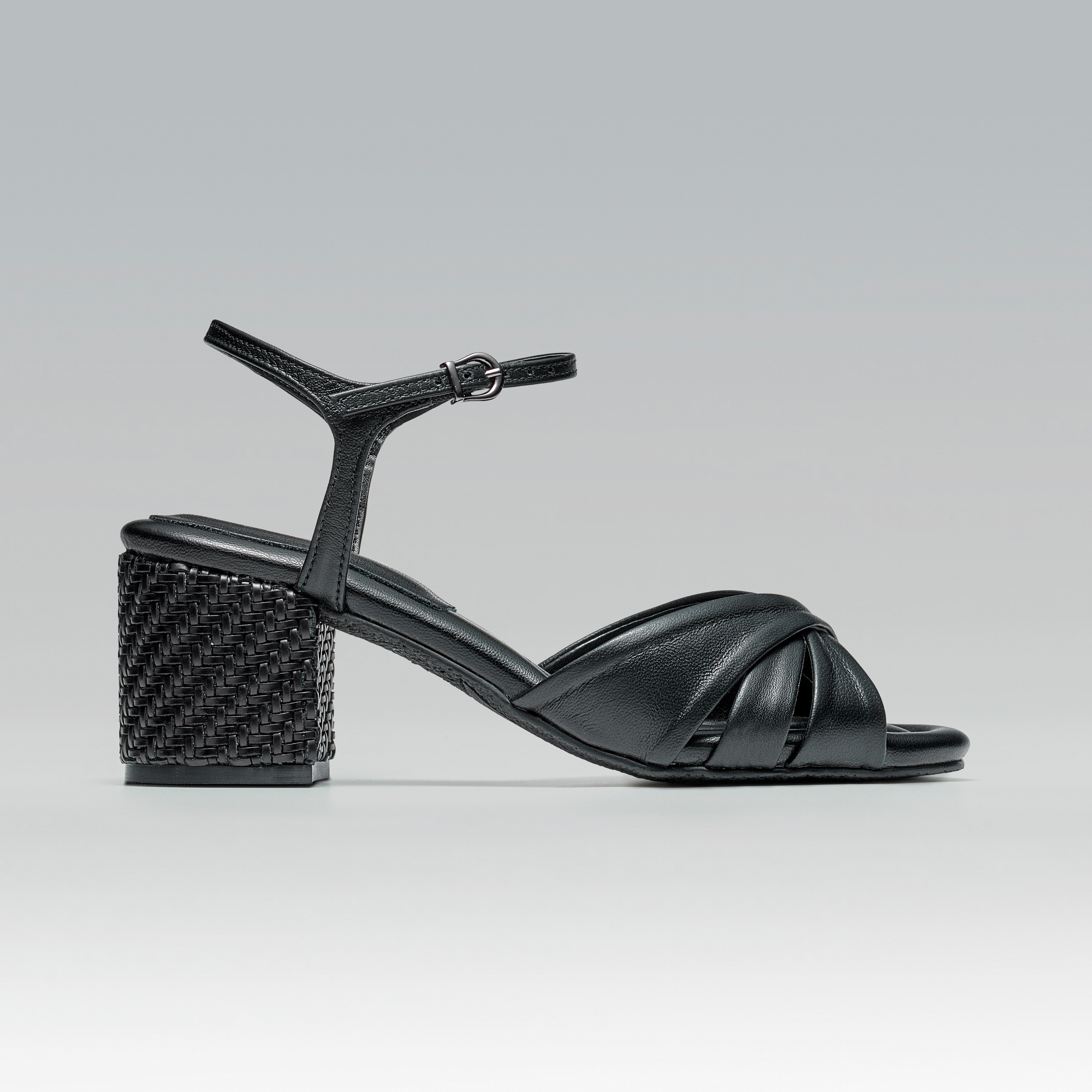 Sandália Couro Salto Baixo Lia Preta