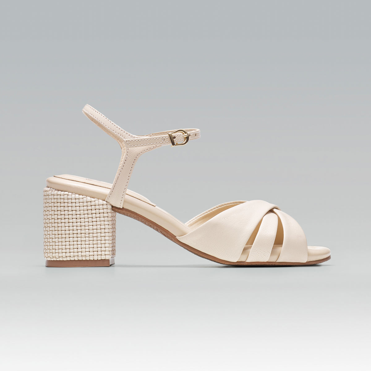 Sandália Couro Salto Baixo Lia Off White — Svarts