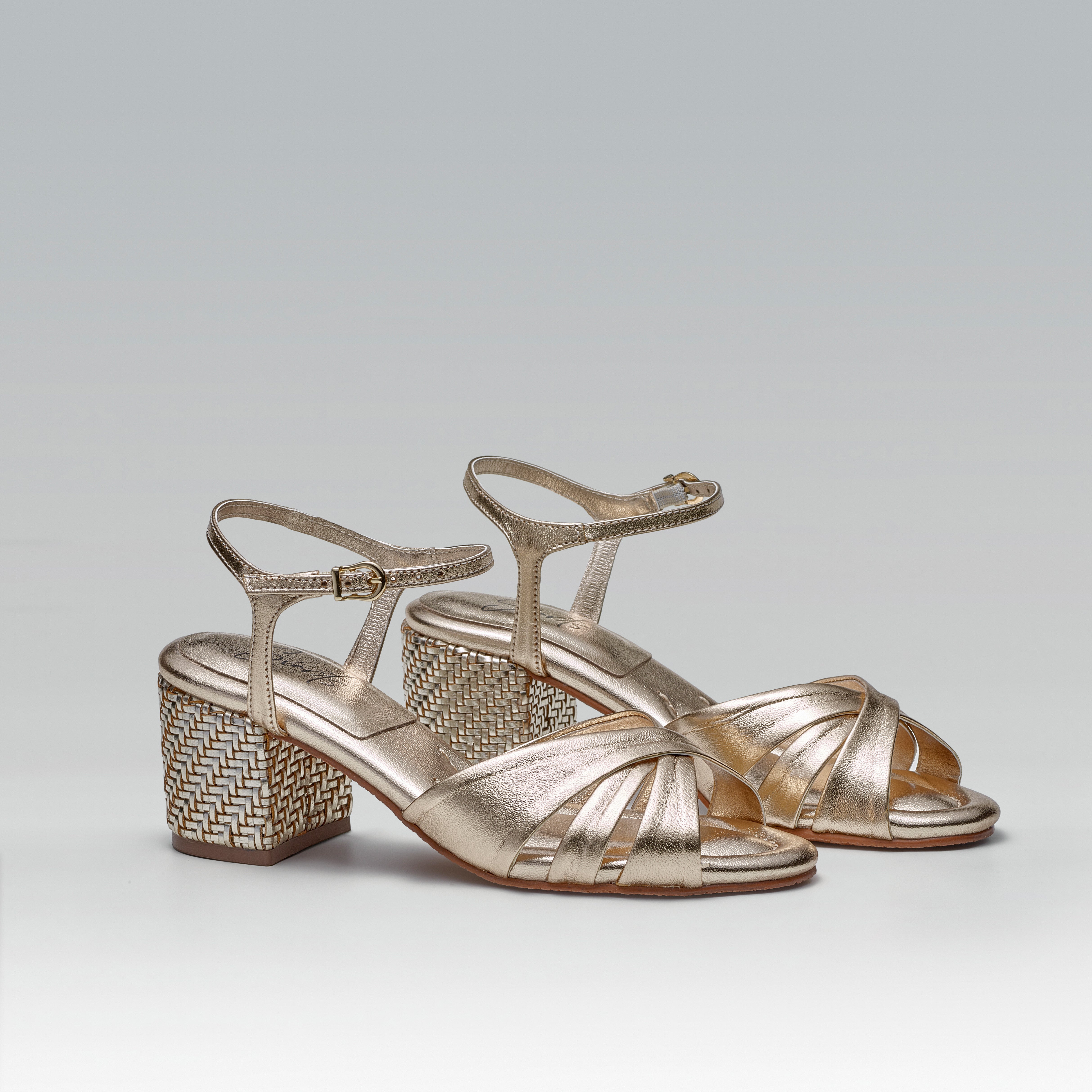 Sandália Couro Salto Baixo Lia ouro light