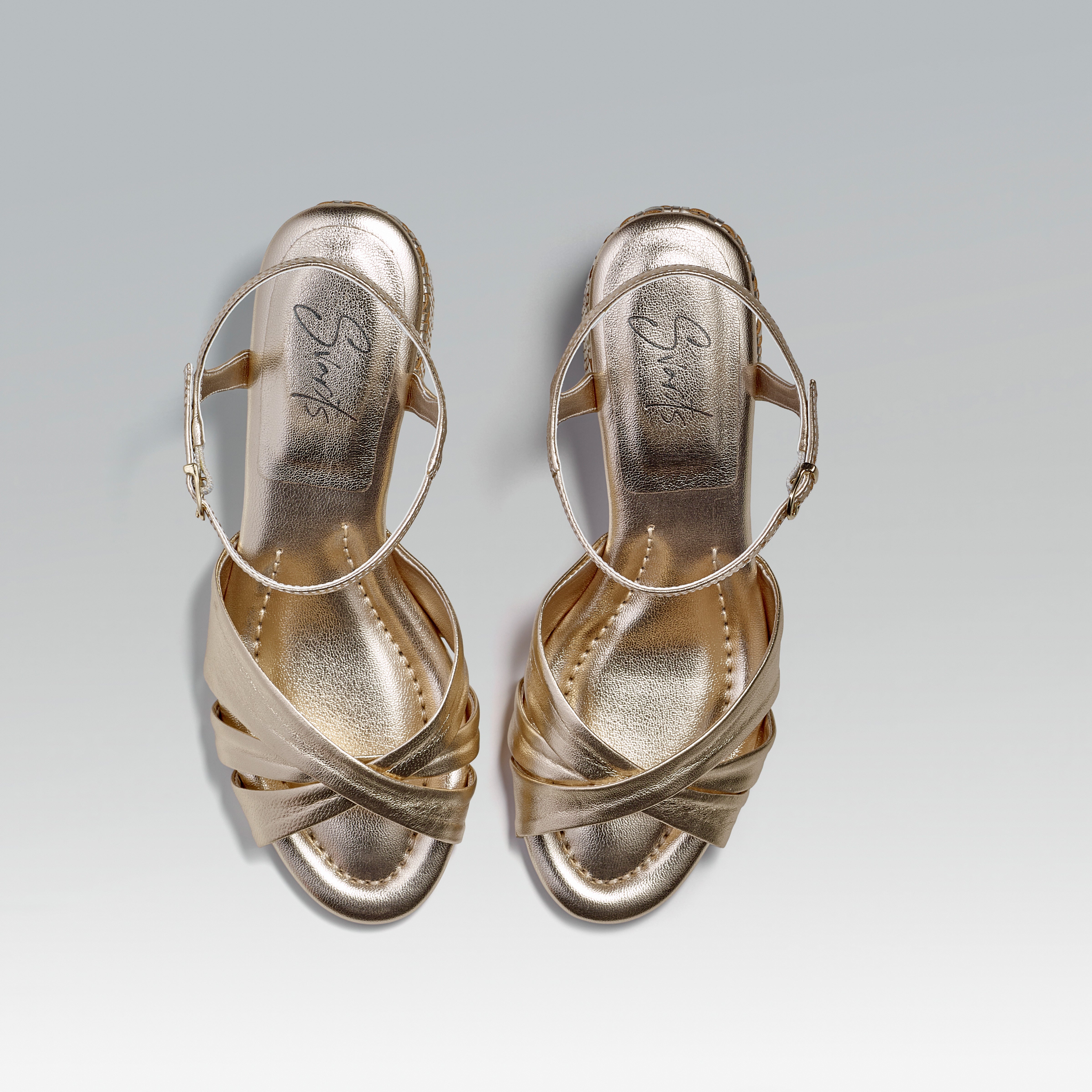 Sandália Couro Salto Baixo Lia ouro light