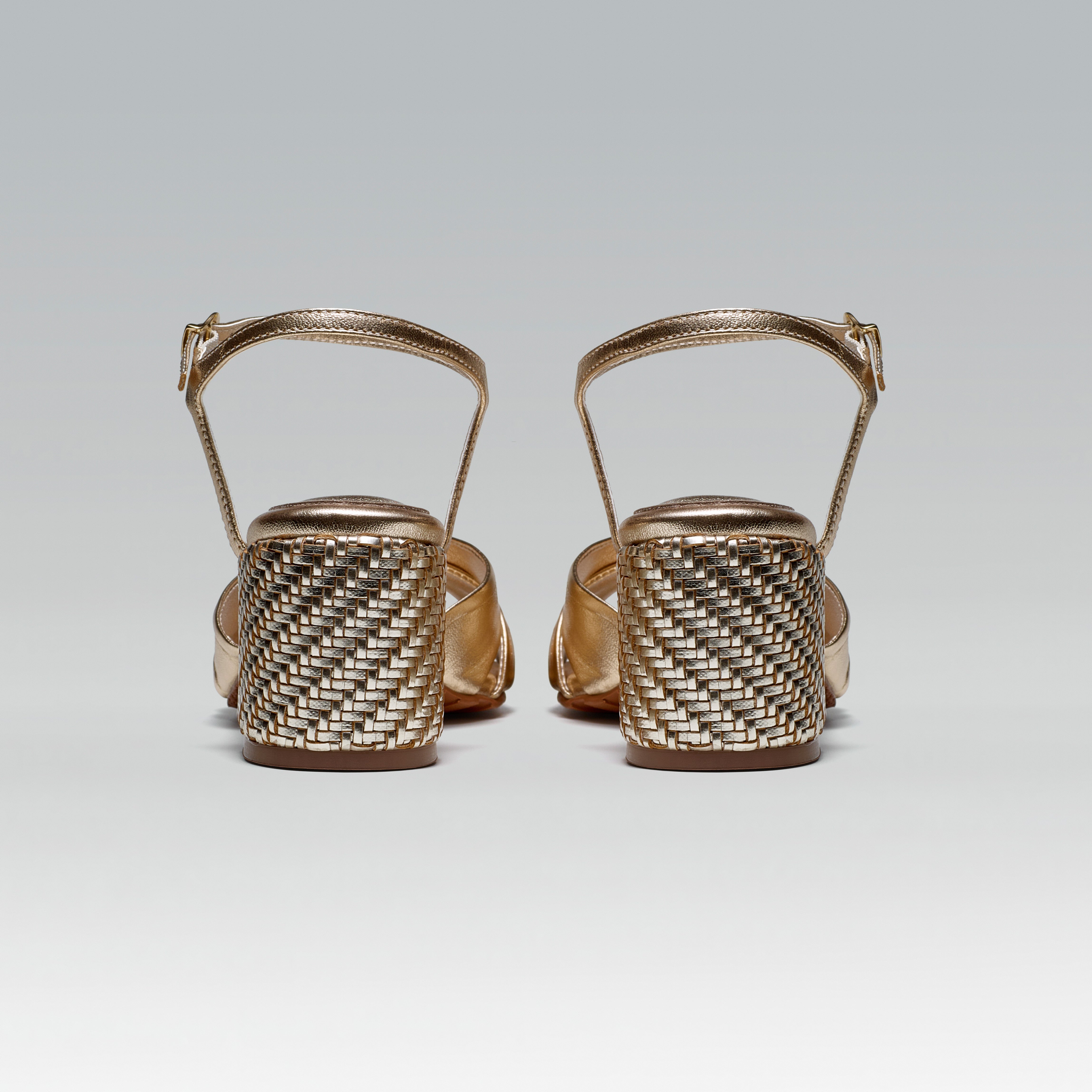 Sandália Couro Salto Baixo Lia ouro light