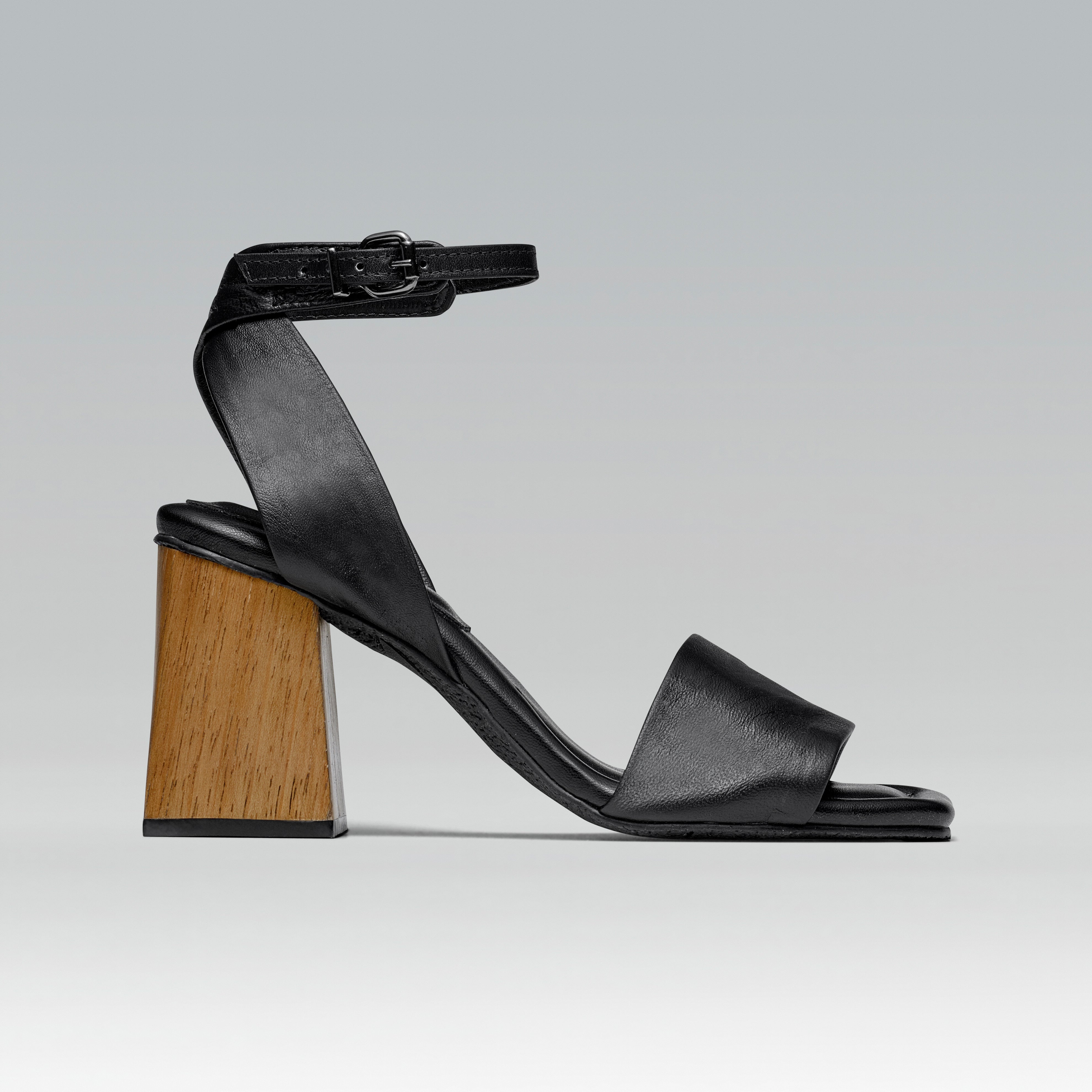 Sandália de Couro Salto Bloco Madeira Helena Preta