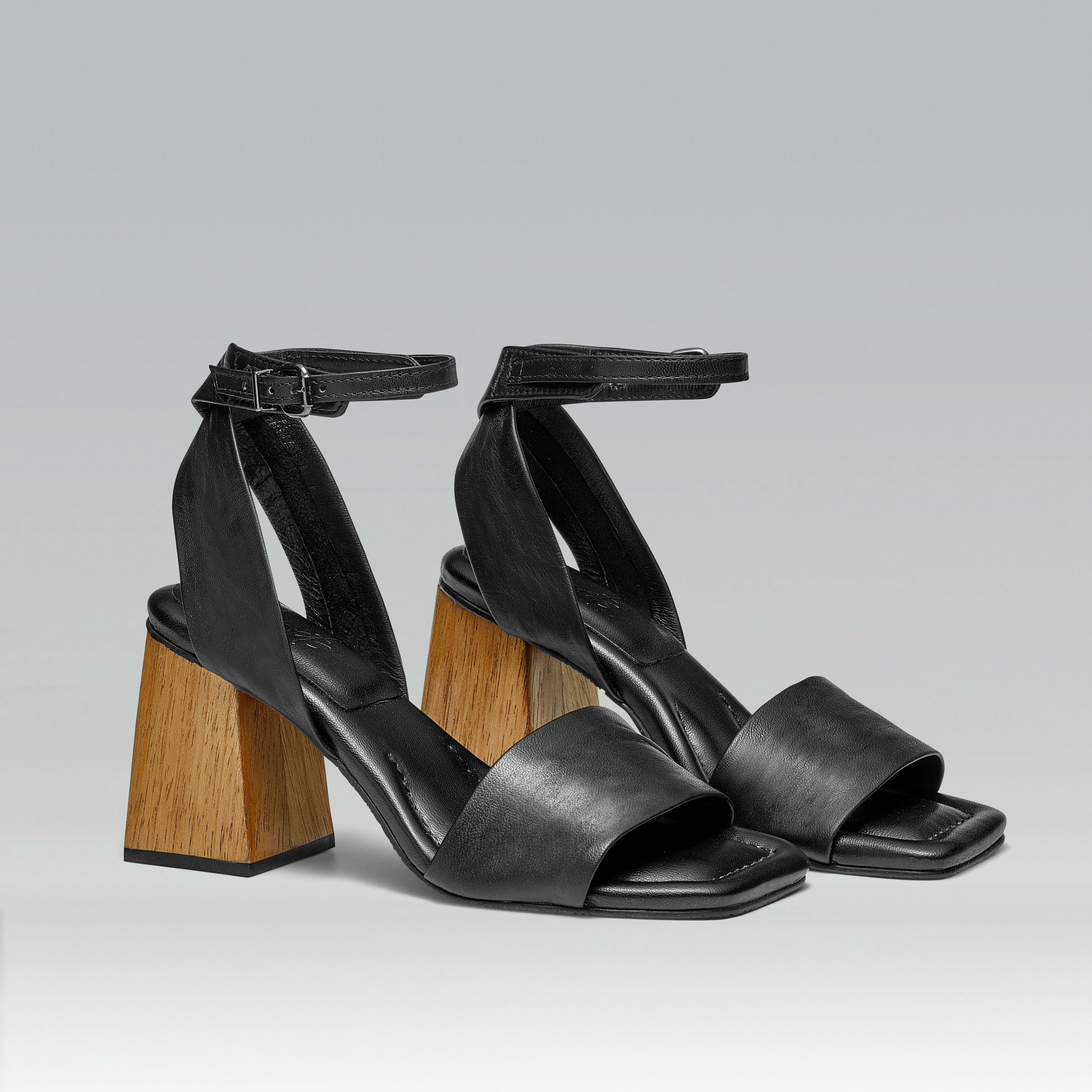 Sandália de Couro Salto Bloco Madeira Helena Preta