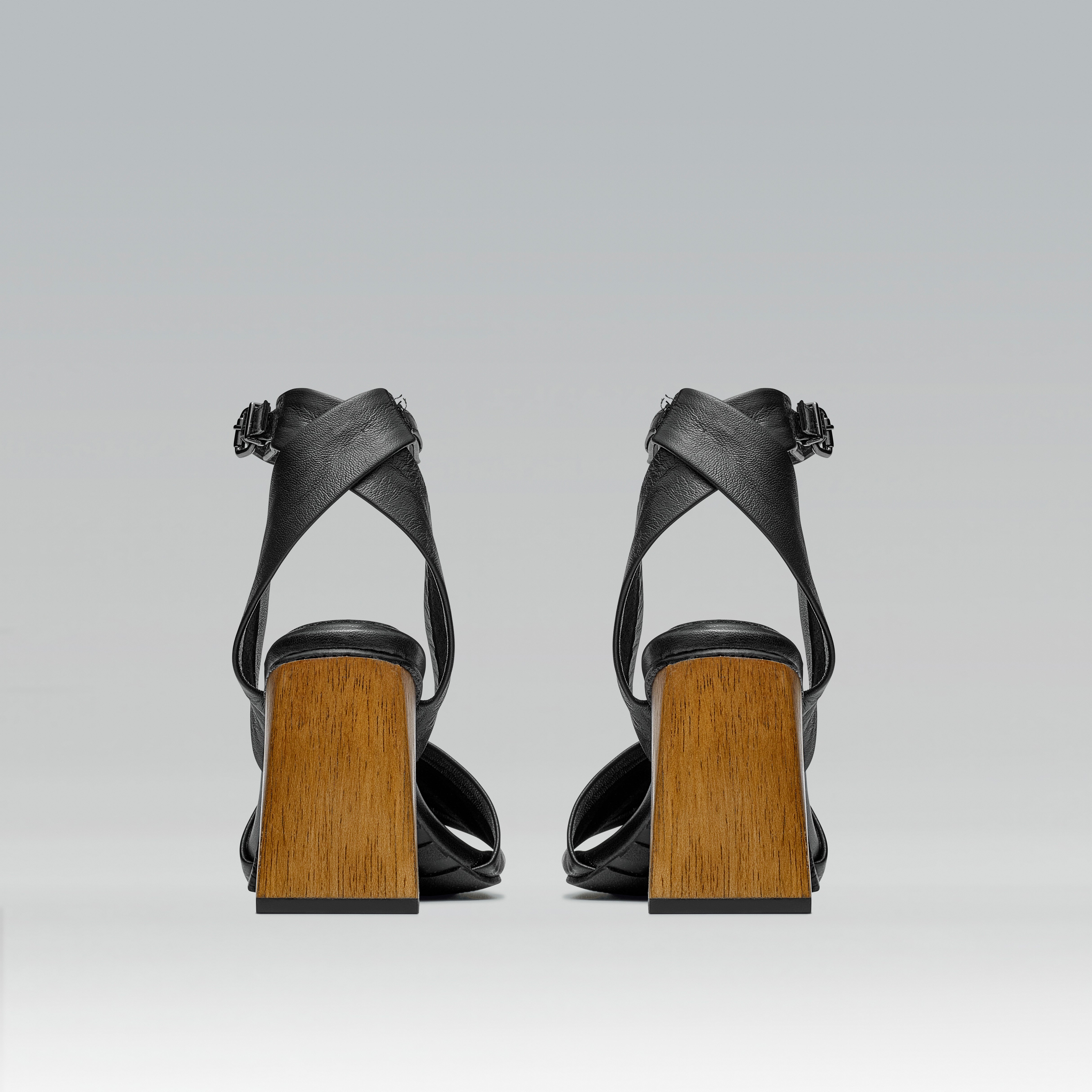 Sandália de Couro Salto Bloco Madeira Helena Preta