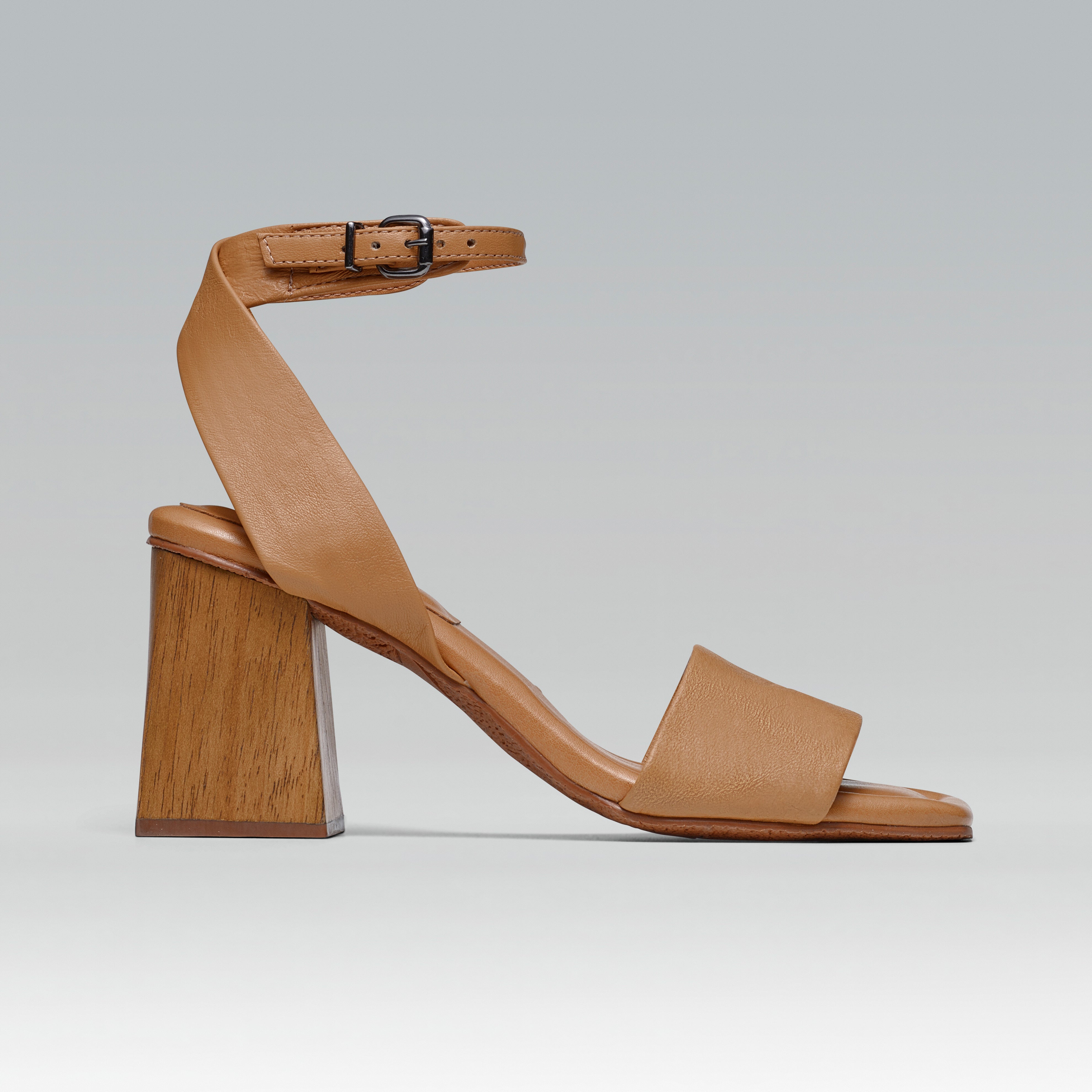 Sandália de Couro Salto Bloco Madeira Helena Camel