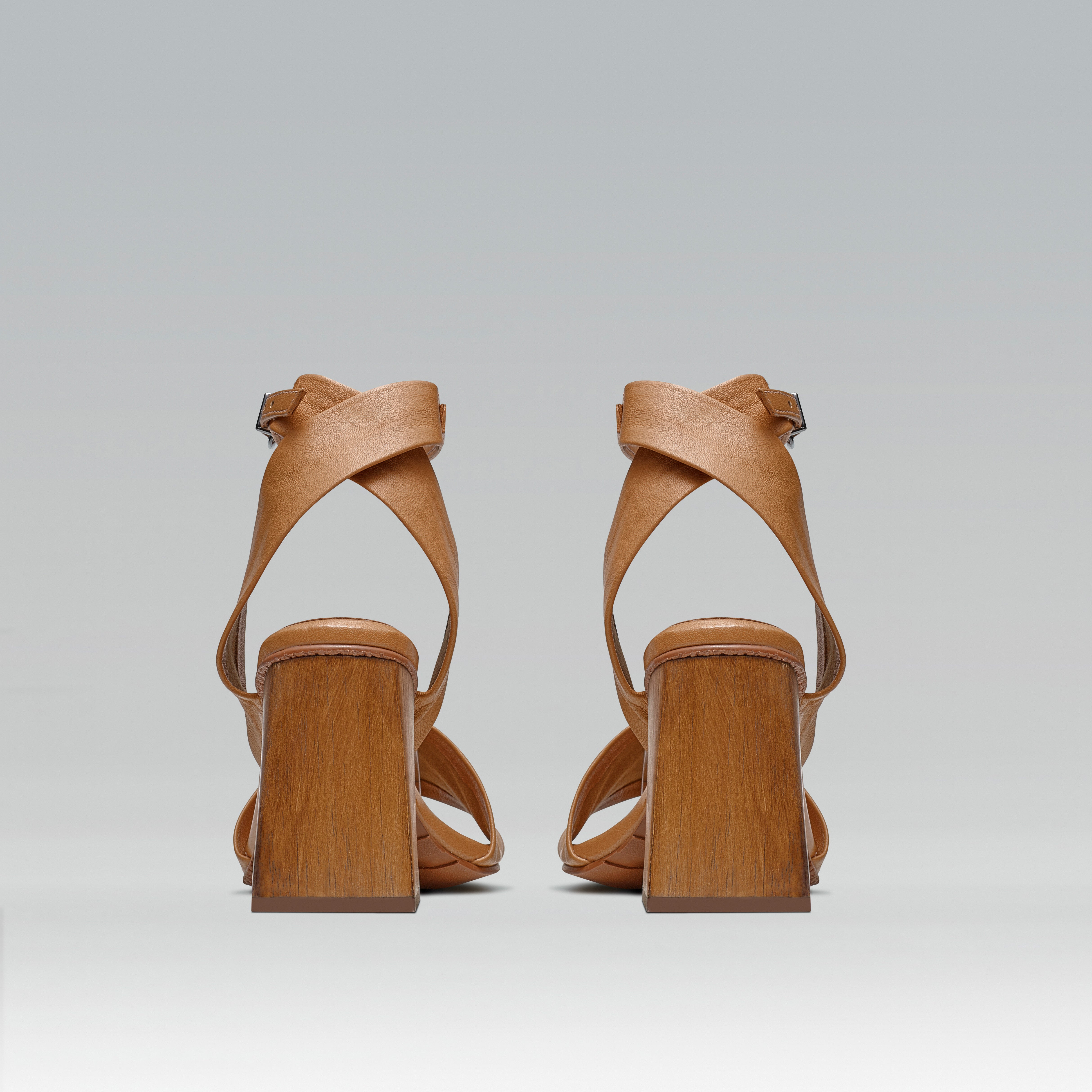 Sandália de Couro Salto Bloco Madeira Helena Camel