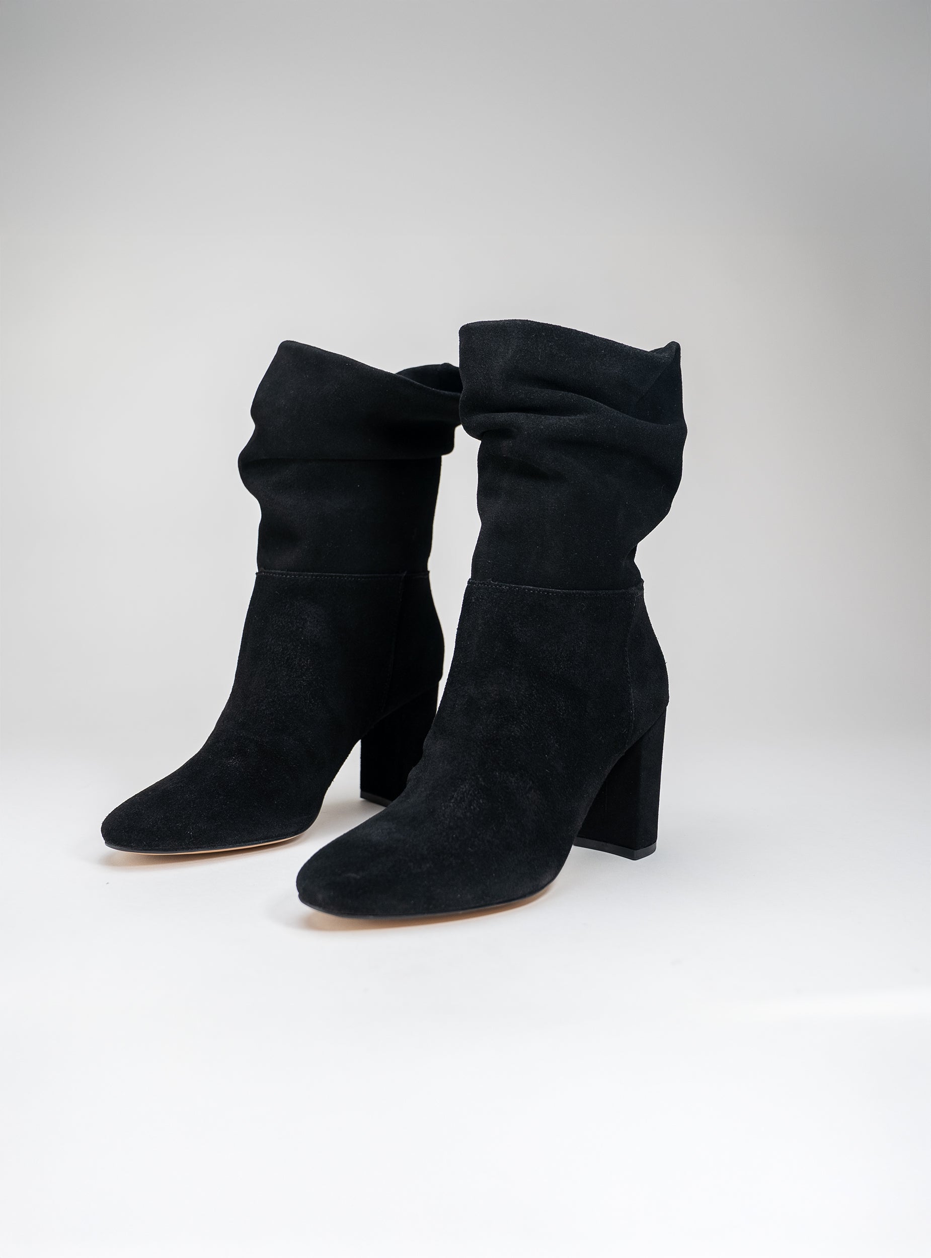 Bota Camurça Slouch Cano Médio Salto Bloco Preta