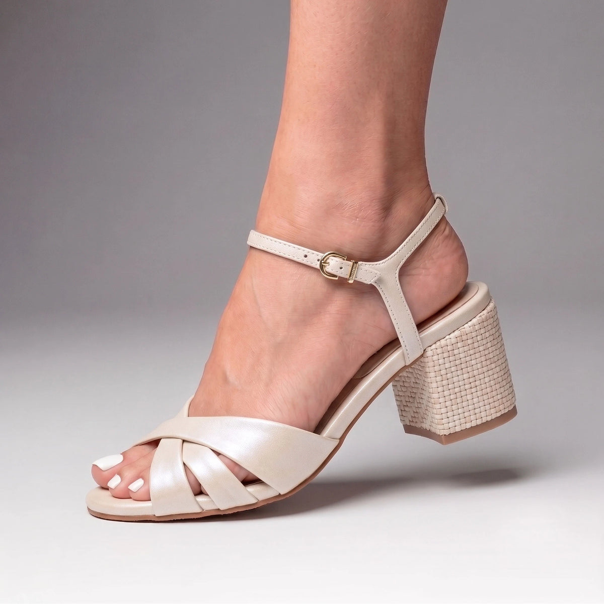 Sandália Couro Salto Baixo Lia Off White