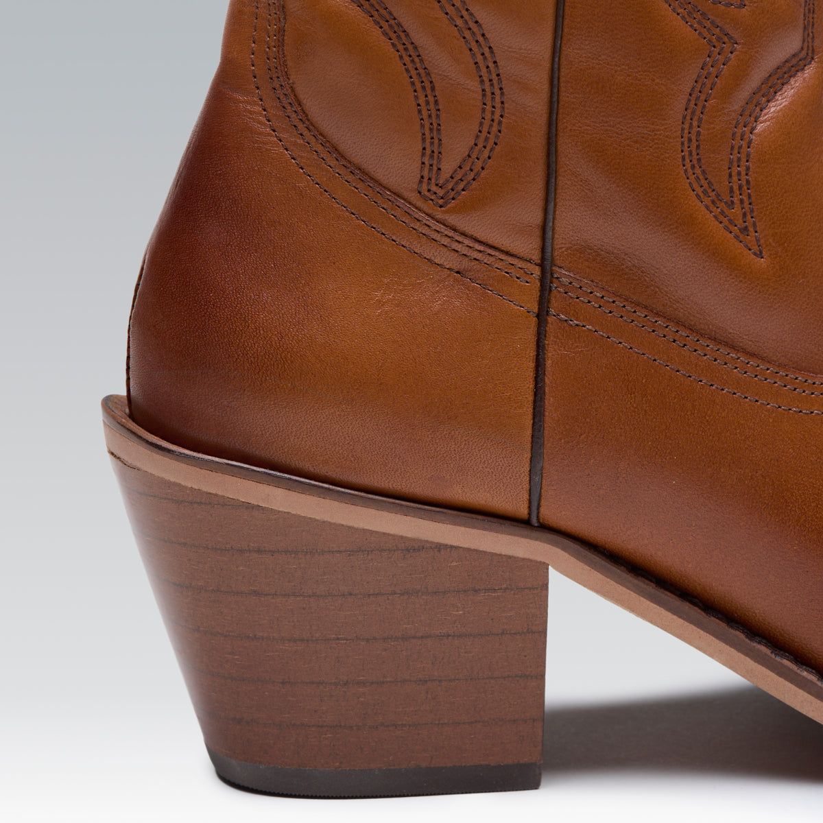 Bota Western Cano Médio Couro Tan