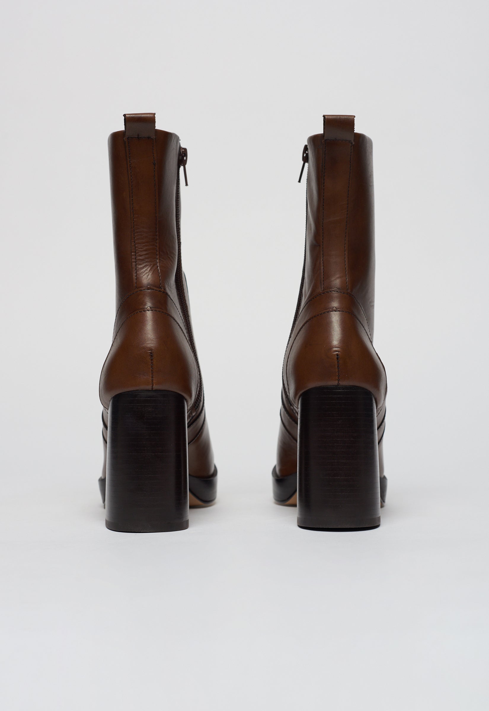 Bota Couro Plataforma Cano Médio Salto Bloco Chocolate
